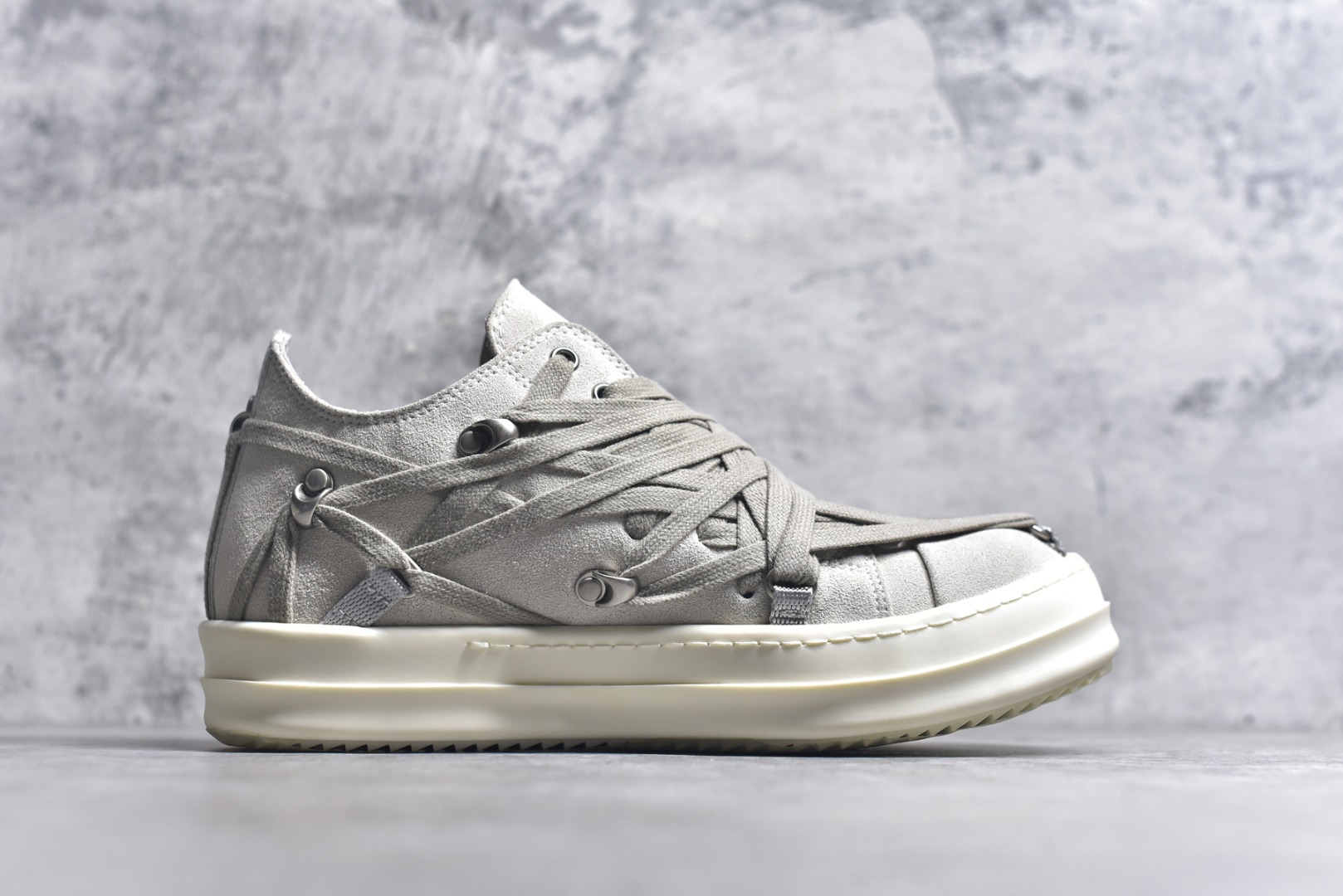 图片[3]-#大匡威米色疯狂绑带 RO / Rick Owens 瑞克·欧文斯【主线】 大匡威/低帮/经典底/疯狂绑带，米灰色 东莞原厂进口全新2025年新材质“高丝光绒感翻毛皮” 鞋带采用水染定织法工艺，高密度之下，透出光泽感！交叉❌疯狂绑带最新设计！ 内里也是全牛皮，一整张牛皮切割，无拼皮、无边角料皮！ TPU大底奶香味！硬度、肤感一比一！鞋底logo钢印清晰正确！ 整张牛皮鞋垫 + 3层夹心泡棉材质（白+粉色），独家私人开模冲孔！ 尺码36 37 38 39 40 41 42 43 44 45 46-选品中心