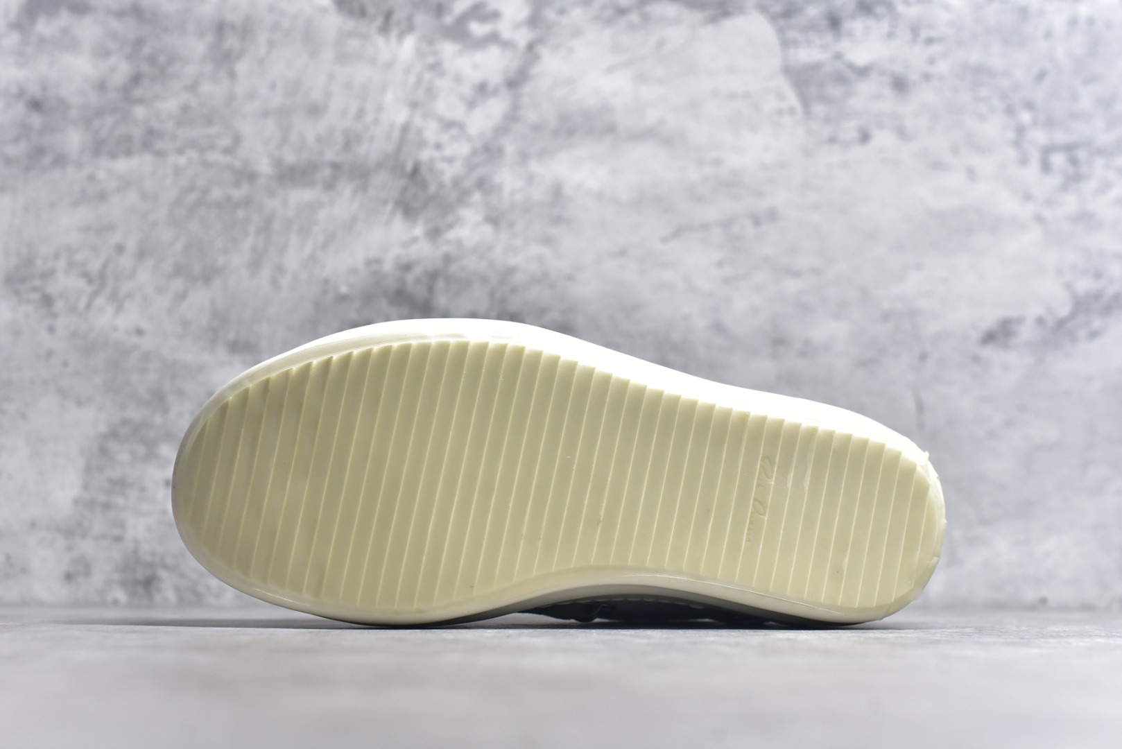 图片[6]-#大匡威米色疯狂绑带 RO / Rick Owens 瑞克·欧文斯【主线】 大匡威/低帮/经典底/疯狂绑带，米灰色 东莞原厂进口全新2025年新材质“高丝光绒感翻毛皮” 鞋带采用水染定织法工艺，高密度之下，透出光泽感！交叉❌疯狂绑带最新设计！ 内里也是全牛皮，一整张牛皮切割，无拼皮、无边角料皮！ TPU大底奶香味！硬度、肤感一比一！鞋底logo钢印清晰正确！ 整张牛皮鞋垫 + 3层夹心泡棉材质（白+粉色），独家私人开模冲孔！ 尺码36 37 38 39 40 41 42 43 44 45 46-选品中心