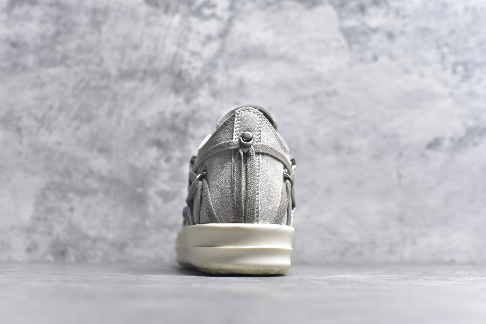 图片[5]-#大匡威米色疯狂绑带 RO / Rick Owens 瑞克·欧文斯【主线】 大匡威/低帮/经典底/疯狂绑带，米灰色 东莞原厂进口全新2025年新材质“高丝光绒感翻毛皮” 鞋带采用水染定织法工艺，高密度之下，透出光泽感！交叉❌疯狂绑带最新设计！ 内里也是全牛皮，一整张牛皮切割，无拼皮、无边角料皮！ TPU大底奶香味！硬度、肤感一比一！鞋底logo钢印清晰正确！ 整张牛皮鞋垫 + 3层夹心泡棉材质（白+粉色），独家私人开模冲孔！ 尺码36 37 38 39 40 41 42 43 44 45 46-选品中心
