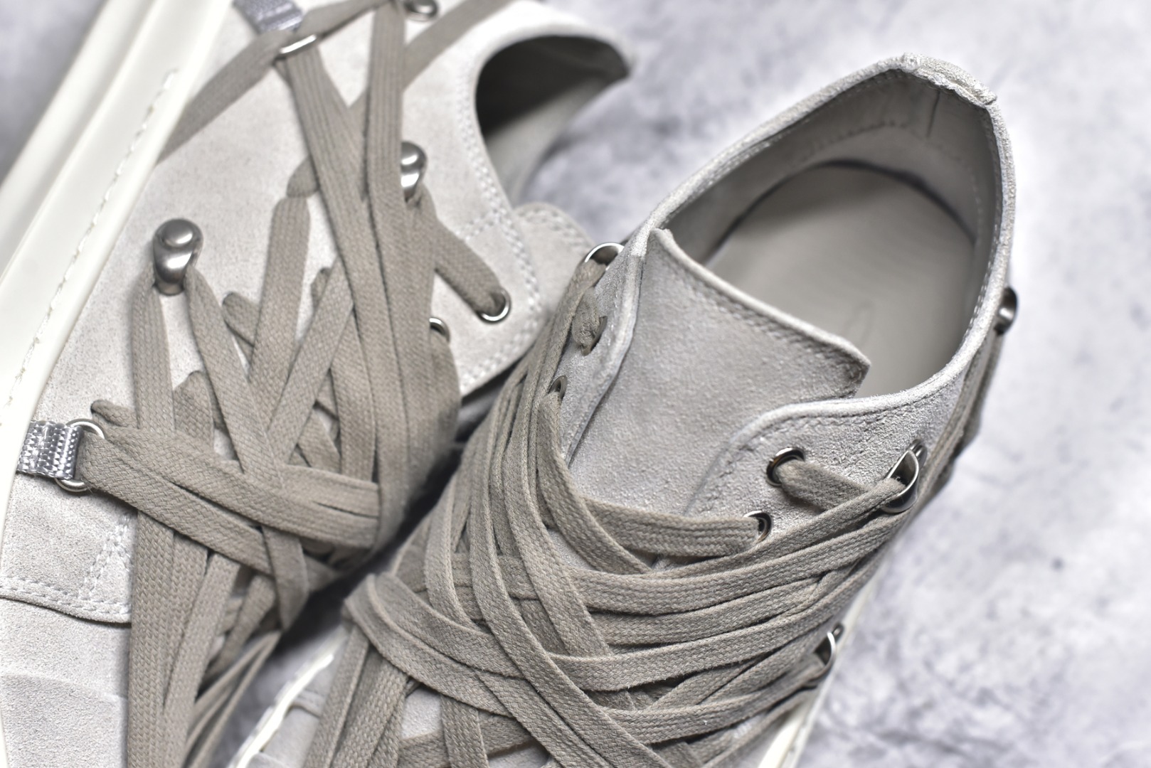 图片[9]-#大匡威米色疯狂绑带 RO / Rick Owens 瑞克·欧文斯【主线】 大匡威/低帮/经典底/疯狂绑带，米灰色 东莞原厂进口全新2025年新材质“高丝光绒感翻毛皮” 鞋带采用水染定织法工艺，高密度之下，透出光泽感！交叉❌疯狂绑带最新设计！ 内里也是全牛皮，一整张牛皮切割，无拼皮、无边角料皮！ TPU大底奶香味！硬度、肤感一比一！鞋底logo钢印清晰正确！ 整张牛皮鞋垫 + 3层夹心泡棉材质（白+粉色），独家私人开模冲孔！ 尺码36 37 38 39 40 41 42 43 44 45 46-选品中心