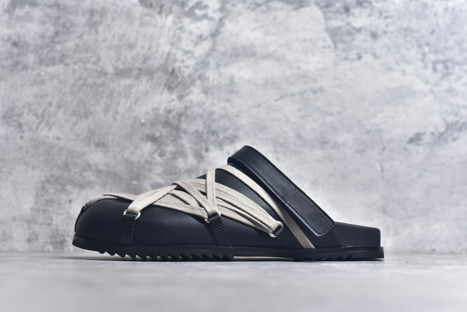 #疯狂绑带勃肯拖鞋 RO / Rick Owens 瑞克·欧文斯【主线】 【款式】 交叉鞋带绑/拖鞋/牛皮/细带款，夏季穿搭拖鞋！ 【皮料】 东莞原厂进口全新2025年新材质“头层摔纹粒面小牛皮” 【鞋带】 鞋带采用水染定织法工艺，高密度之下，透出光泽感！ 【鞋头】采用日本进口前帮定型机器锁住头部饱满效果！ 【鞋舌】内里也是全牛皮，一整张牛皮切割，无拼皮、无边角料皮！ 【鞋底】私人磨具开模RB橡胶鞋底+手工沿边包条！ 【鞋垫】PU灌注整张脚床，真皮包裹，脚感舒适！ 【尺码】 ：36 37 38 39 40 41 42 43 44 45 46！-选品中心
