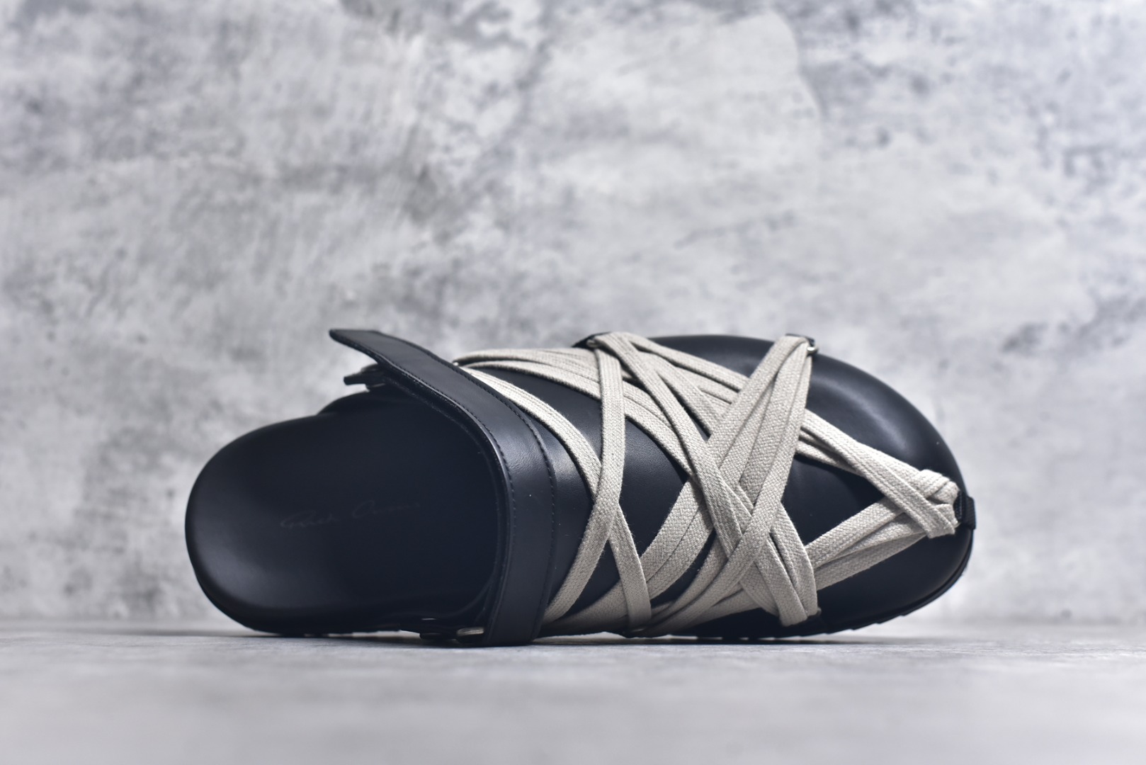 图片[4]-#疯狂绑带勃肯拖鞋 RO / Rick Owens 瑞克·欧文斯【主线】 【款式】 交叉鞋带绑/拖鞋/牛皮/细带款，夏季穿搭拖鞋！ 【皮料】 东莞原厂进口全新2025年新材质“头层摔纹粒面小牛皮” 【鞋带】 鞋带采用水染定织法工艺，高密度之下，透出光泽感！ 【鞋头】采用日本进口前帮定型机器锁住头部饱满效果！ 【鞋舌】内里也是全牛皮，一整张牛皮切割，无拼皮、无边角料皮！ 【鞋底】私人磨具开模RB橡胶鞋底+手工沿边包条！ 【鞋垫】PU灌注整张脚床，真皮包裹，脚感舒适！ 【尺码】 ：36 37 38 39 40 41 42 43 44 45 46！-选品中心