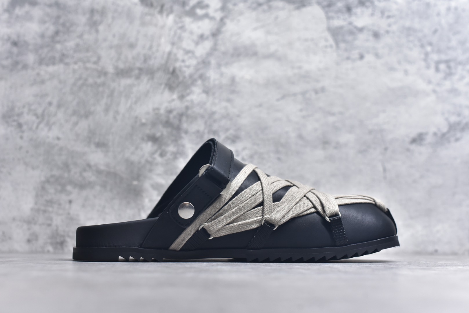 图片[3]-#疯狂绑带勃肯拖鞋 RO / Rick Owens 瑞克·欧文斯【主线】 【款式】 交叉鞋带绑/拖鞋/牛皮/细带款，夏季穿搭拖鞋！ 【皮料】 东莞原厂进口全新2025年新材质“头层摔纹粒面小牛皮” 【鞋带】 鞋带采用水染定织法工艺，高密度之下，透出光泽感！ 【鞋头】采用日本进口前帮定型机器锁住头部饱满效果！ 【鞋舌】内里也是全牛皮，一整张牛皮切割，无拼皮、无边角料皮！ 【鞋底】私人磨具开模RB橡胶鞋底+手工沿边包条！ 【鞋垫】PU灌注整张脚床，真皮包裹，脚感舒适！ 【尺码】 ：36 37 38 39 40 41 42 43 44 45 46！-选品中心