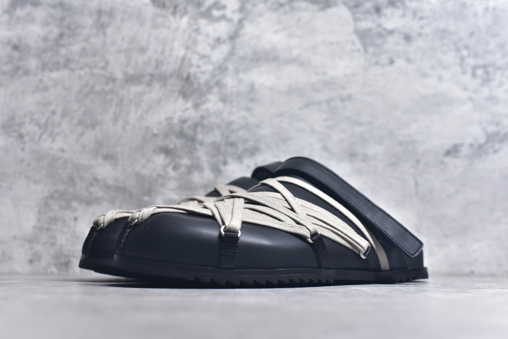 图片[2]-#疯狂绑带勃肯拖鞋 RO / Rick Owens 瑞克·欧文斯【主线】 【款式】 交叉鞋带绑/拖鞋/牛皮/细带款，夏季穿搭拖鞋！ 【皮料】 东莞原厂进口全新2025年新材质“头层摔纹粒面小牛皮” 【鞋带】 鞋带采用水染定织法工艺，高密度之下，透出光泽感！ 【鞋头】采用日本进口前帮定型机器锁住头部饱满效果！ 【鞋舌】内里也是全牛皮，一整张牛皮切割，无拼皮、无边角料皮！ 【鞋底】私人磨具开模RB橡胶鞋底+手工沿边包条！ 【鞋垫】PU灌注整张脚床，真皮包裹，脚感舒适！ 【尺码】 ：36 37 38 39 40 41 42 43 44 45 46！-选品中心