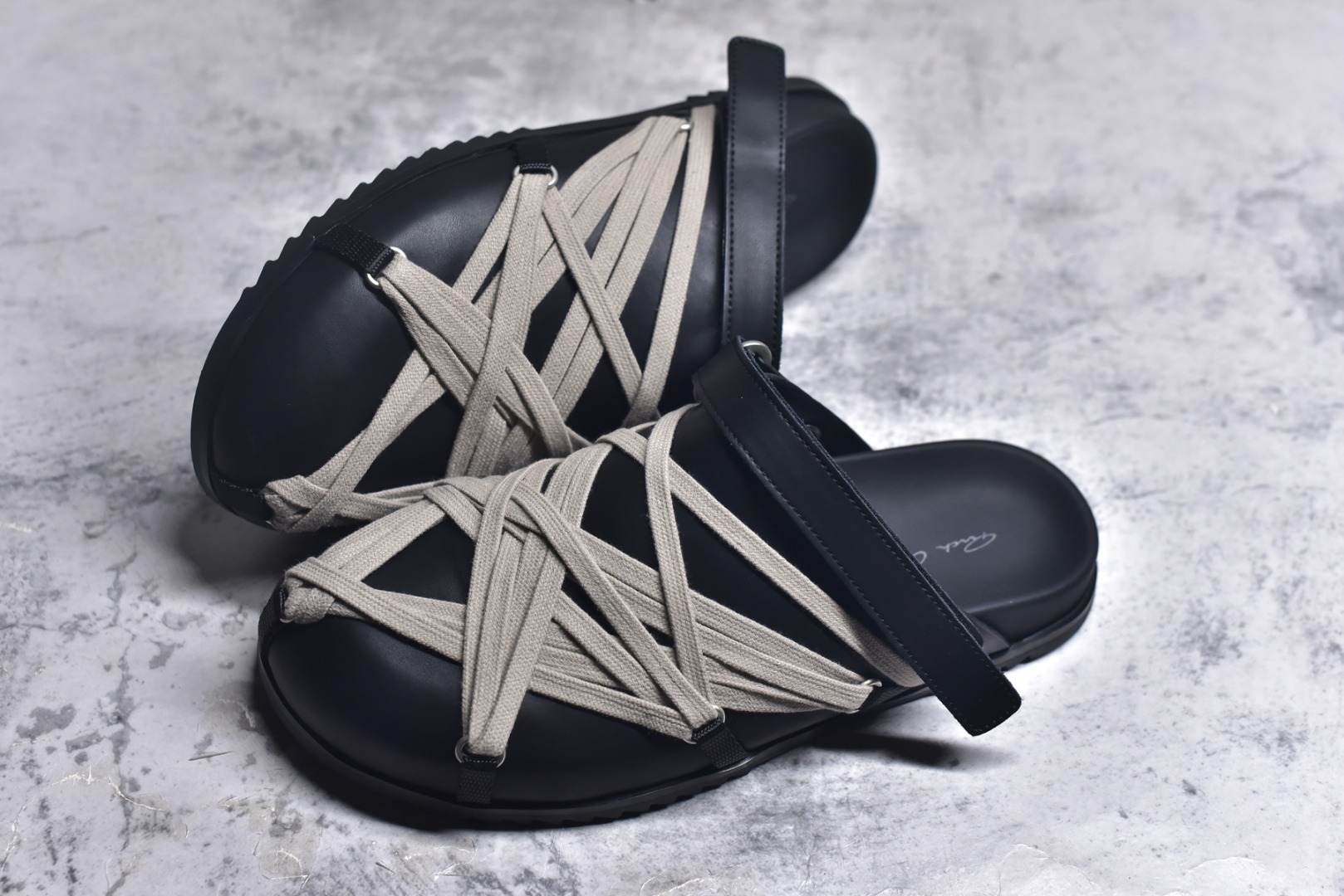 图片[7]-#疯狂绑带勃肯拖鞋 RO / Rick Owens 瑞克·欧文斯【主线】 【款式】 交叉鞋带绑/拖鞋/牛皮/细带款，夏季穿搭拖鞋！ 【皮料】 东莞原厂进口全新2025年新材质“头层摔纹粒面小牛皮” 【鞋带】 鞋带采用水染定织法工艺，高密度之下，透出光泽感！ 【鞋头】采用日本进口前帮定型机器锁住头部饱满效果！ 【鞋舌】内里也是全牛皮，一整张牛皮切割，无拼皮、无边角料皮！ 【鞋底】私人磨具开模RB橡胶鞋底+手工沿边包条！ 【鞋垫】PU灌注整张脚床，真皮包裹，脚感舒适！ 【尺码】 ：36 37 38 39 40 41 42 43 44 45 46！-选品中心