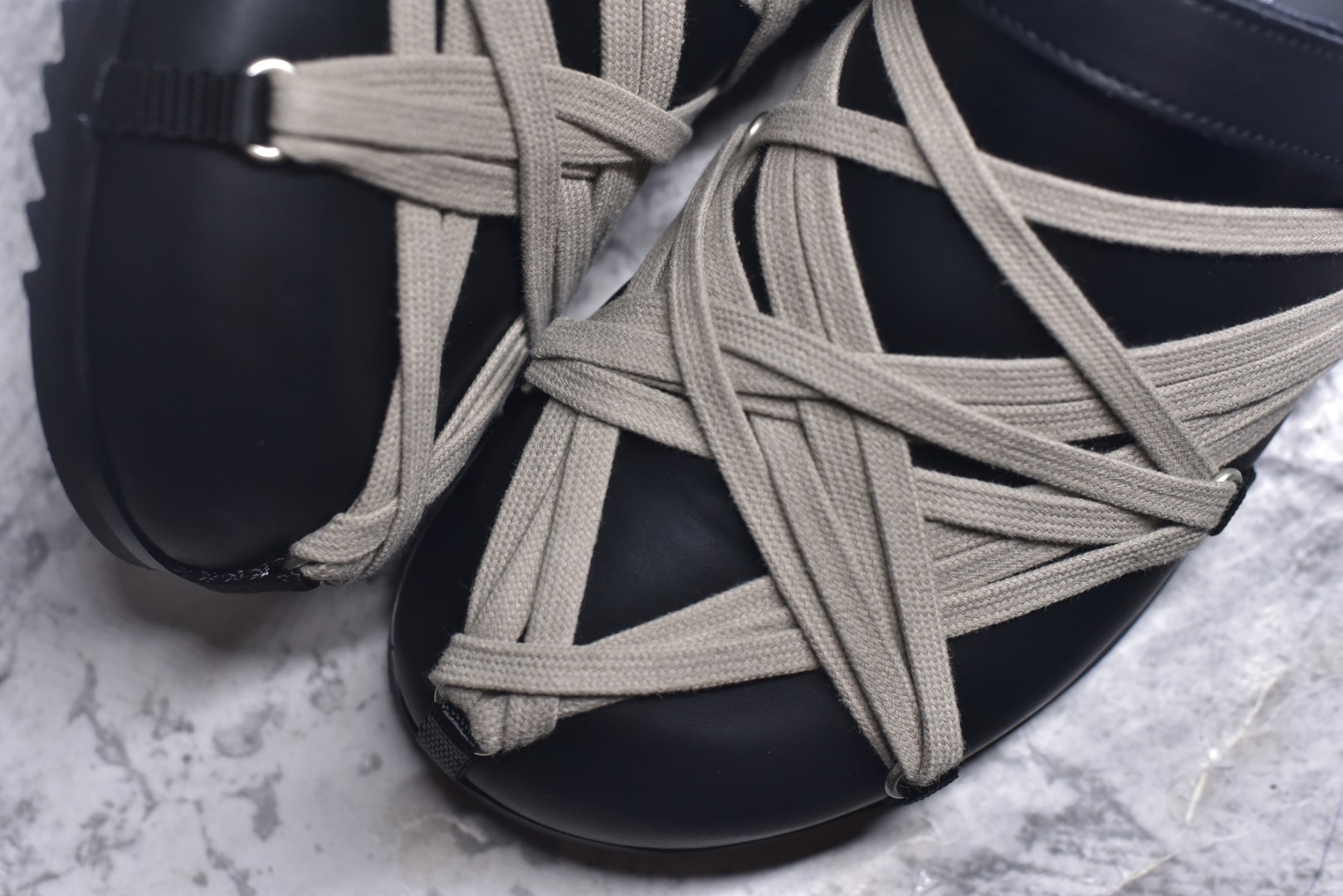 图片[8]-#疯狂绑带勃肯拖鞋 RO / Rick Owens 瑞克·欧文斯【主线】 【款式】 交叉鞋带绑/拖鞋/牛皮/细带款，夏季穿搭拖鞋！ 【皮料】 东莞原厂进口全新2025年新材质“头层摔纹粒面小牛皮” 【鞋带】 鞋带采用水染定织法工艺，高密度之下，透出光泽感！ 【鞋头】采用日本进口前帮定型机器锁住头部饱满效果！ 【鞋舌】内里也是全牛皮，一整张牛皮切割，无拼皮、无边角料皮！ 【鞋底】私人磨具开模RB橡胶鞋底+手工沿边包条！ 【鞋垫】PU灌注整张脚床，真皮包裹，脚感舒适！ 【尺码】 ：36 37 38 39 40 41 42 43 44 45 46！-选品中心