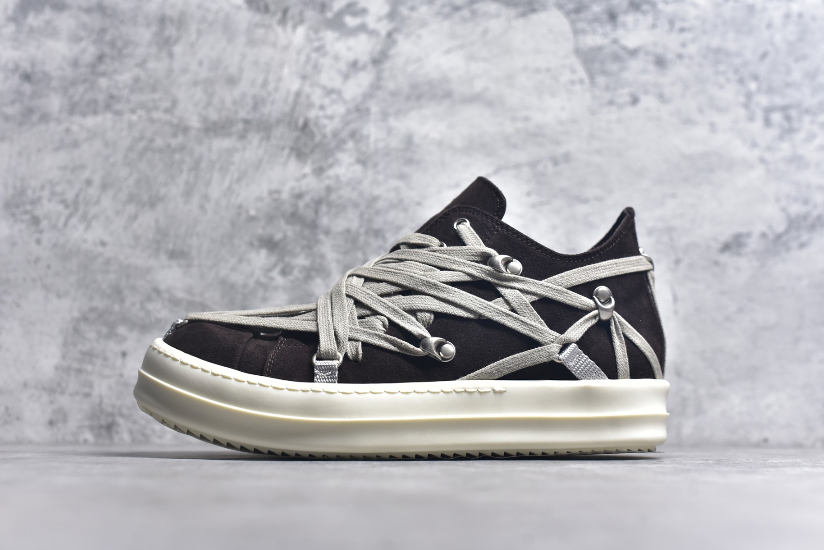 #大匡威棕褐色疯狂绑带 莞产G版，RO / Rick Owens 瑞克·欧文斯【主线】 【款式】 大匡威/低帮/经典底/疯狂绑带，棕褐色色 【皮料】 东莞原厂进口全新2025年新材质“高丝光绒感翻毛皮” 【鞋带】 鞋带采用水染定织法工艺，高密度之下，透出光泽感！交叉❌疯狂绑带最新设计！ 【鞋舌】内里也是全牛皮，一整张牛皮切割，无拼皮、无边角料皮！ 【鞋底】TPU大底奶香味！硬度、肤感一比一！鞋底logo钢印清晰正确！ 【鞋垫】整张牛皮鞋垫 + 3层夹心泡棉材质（白+粉色），独家私人开模冲孔！ 【尺码】 ：36 37 38 39 40 41 42 43 44 45 46-选品中心