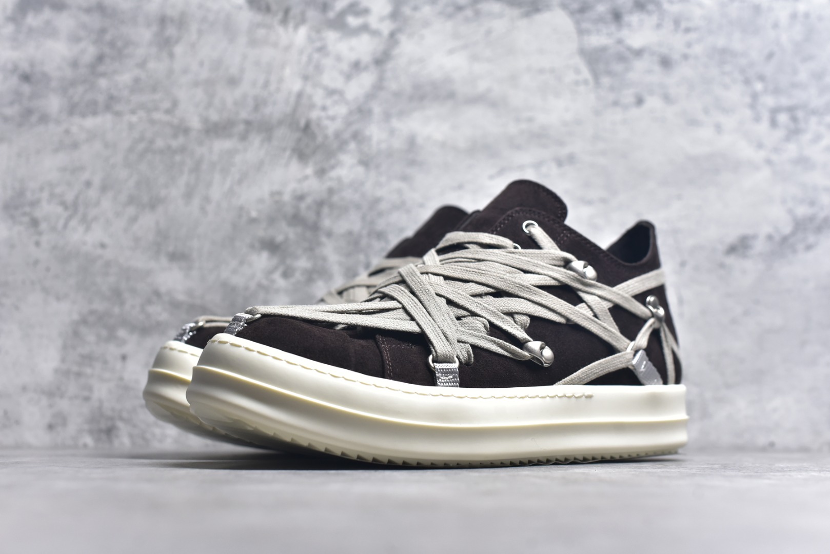 图片[2]-#大匡威棕褐色疯狂绑带 莞产G版，RO / Rick Owens 瑞克·欧文斯【主线】 【款式】 大匡威/低帮/经典底/疯狂绑带，棕褐色色 【皮料】 东莞原厂进口全新2025年新材质“高丝光绒感翻毛皮” 【鞋带】 鞋带采用水染定织法工艺，高密度之下，透出光泽感！交叉❌疯狂绑带最新设计！ 【鞋舌】内里也是全牛皮，一整张牛皮切割，无拼皮、无边角料皮！ 【鞋底】TPU大底奶香味！硬度、肤感一比一！鞋底logo钢印清晰正确！ 【鞋垫】整张牛皮鞋垫 + 3层夹心泡棉材质（白+粉色），独家私人开模冲孔！ 【尺码】 ：36 37 38 39 40 41 42 43 44 45 46-选品中心