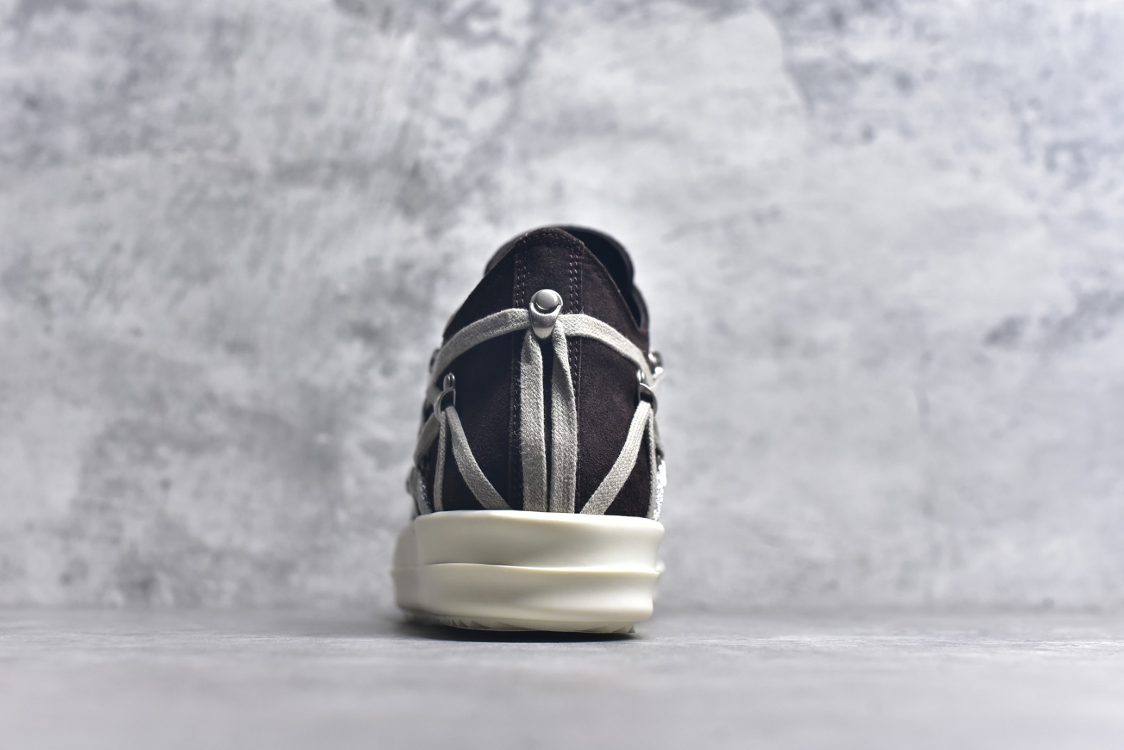 图片[5]-#大匡威棕褐色疯狂绑带 莞产G版，RO / Rick Owens 瑞克·欧文斯【主线】 【款式】 大匡威/低帮/经典底/疯狂绑带，棕褐色色 【皮料】 东莞原厂进口全新2025年新材质“高丝光绒感翻毛皮” 【鞋带】 鞋带采用水染定织法工艺，高密度之下，透出光泽感！交叉❌疯狂绑带最新设计！ 【鞋舌】内里也是全牛皮，一整张牛皮切割，无拼皮、无边角料皮！ 【鞋底】TPU大底奶香味！硬度、肤感一比一！鞋底logo钢印清晰正确！ 【鞋垫】整张牛皮鞋垫 + 3层夹心泡棉材质（白+粉色），独家私人开模冲孔！ 【尺码】 ：36 37 38 39 40 41 42 43 44 45 46-选品中心