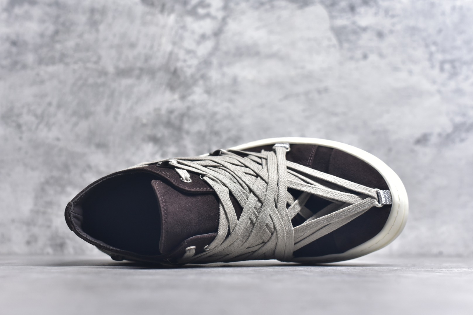 图片[4]-#大匡威棕褐色疯狂绑带 莞产G版，RO / Rick Owens 瑞克·欧文斯【主线】 【款式】 大匡威/低帮/经典底/疯狂绑带，棕褐色色 【皮料】 东莞原厂进口全新2025年新材质“高丝光绒感翻毛皮” 【鞋带】 鞋带采用水染定织法工艺，高密度之下，透出光泽感！交叉❌疯狂绑带最新设计！ 【鞋舌】内里也是全牛皮，一整张牛皮切割，无拼皮、无边角料皮！ 【鞋底】TPU大底奶香味！硬度、肤感一比一！鞋底logo钢印清晰正确！ 【鞋垫】整张牛皮鞋垫 + 3层夹心泡棉材质（白+粉色），独家私人开模冲孔！ 【尺码】 ：36 37 38 39 40 41 42 43 44 45 46-选品中心