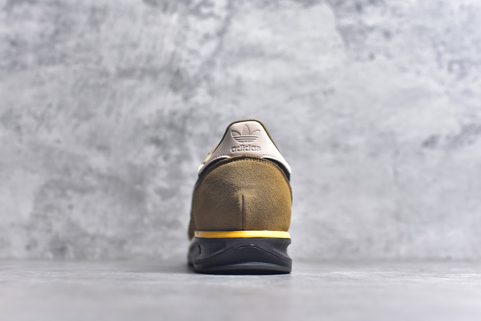 图片[5]-#AD Wmns SL72 OG 系列德训足球风百搭低帮休闲运动板鞋 IG4645 采用高弹EVA+MODEL+RB三层组合底 区别市面RB一体大底 三层组合鞋底重量与原鞋一致 Originals 将有「T 头鞋」造型的诞生于 1972 年的 SL72 鞋款复刻带回 各位买鞋又有新选择了 1972 年 SL72 问世后 引领了后来阿迪达斯的跑鞋发展方向 其中「SL」代表了 Super Light 彰显了产品轻便的特性 1972 年 SL72 问世后 引领了后来阿迪达斯的跑鞋发展方向 其中「SL」代表了 Super Light 彰显了产品轻便的特性 这次 Originals 延续其轻质经典的基因 带来男女两款 SL72 男生款带来 SL72 RS 鞋型 RS 意为 Reshaped（重塑）鞋款在保留了经典的外观基础上 在尼龙材质里增加了填充物 使鞋型更加挺立和饱满 鞋头则更加圆润 鞋底的 EVA 材质则增加了鞋款的高度 女生款则带来 SL72 OG W 鞋型 OG 顾名思义则是致敬经典款式 相较于 RS（Reshaped）鞋款 鞋身更加纤细 其整体鞋身轮廓、线条、细节、材质上尊崇 70 年代 SL72 的设计 还原经典味道 尺码：36 36⅔ 37⅓ 38 38⅔ 39⅓ 40 40⅔ 41⅓ 42 42⅔ 43⅓ 44 44⅔ 45-选品中心