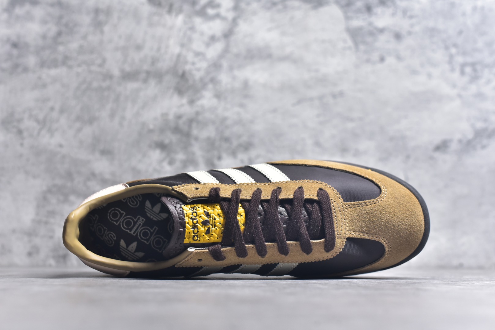 图片[4]-#AD Wmns SL72 OG 系列德训足球风百搭低帮休闲运动板鞋 IG4645 采用高弹EVA+MODEL+RB三层组合底 区别市面RB一体大底 三层组合鞋底重量与原鞋一致 Originals 将有「T 头鞋」造型的诞生于 1972 年的 SL72 鞋款复刻带回 各位买鞋又有新选择了 1972 年 SL72 问世后 引领了后来阿迪达斯的跑鞋发展方向 其中「SL」代表了 Super Light 彰显了产品轻便的特性 1972 年 SL72 问世后 引领了后来阿迪达斯的跑鞋发展方向 其中「SL」代表了 Super Light 彰显了产品轻便的特性 这次 Originals 延续其轻质经典的基因 带来男女两款 SL72 男生款带来 SL72 RS 鞋型 RS 意为 Reshaped（重塑）鞋款在保留了经典的外观基础上 在尼龙材质里增加了填充物 使鞋型更加挺立和饱满 鞋头则更加圆润 鞋底的 EVA 材质则增加了鞋款的高度 女生款则带来 SL72 OG W 鞋型 OG 顾名思义则是致敬经典款式 相较于 RS（Reshaped）鞋款 鞋身更加纤细 其整体鞋身轮廓、线条、细节、材质上尊崇 70 年代 SL72 的设计 还原经典味道 尺码：36 36⅔ 37⅓ 38 38⅔ 39⅓ 40 40⅔ 41⅓ 42 42⅔ 43⅓ 44 44⅔ 45-选品中心