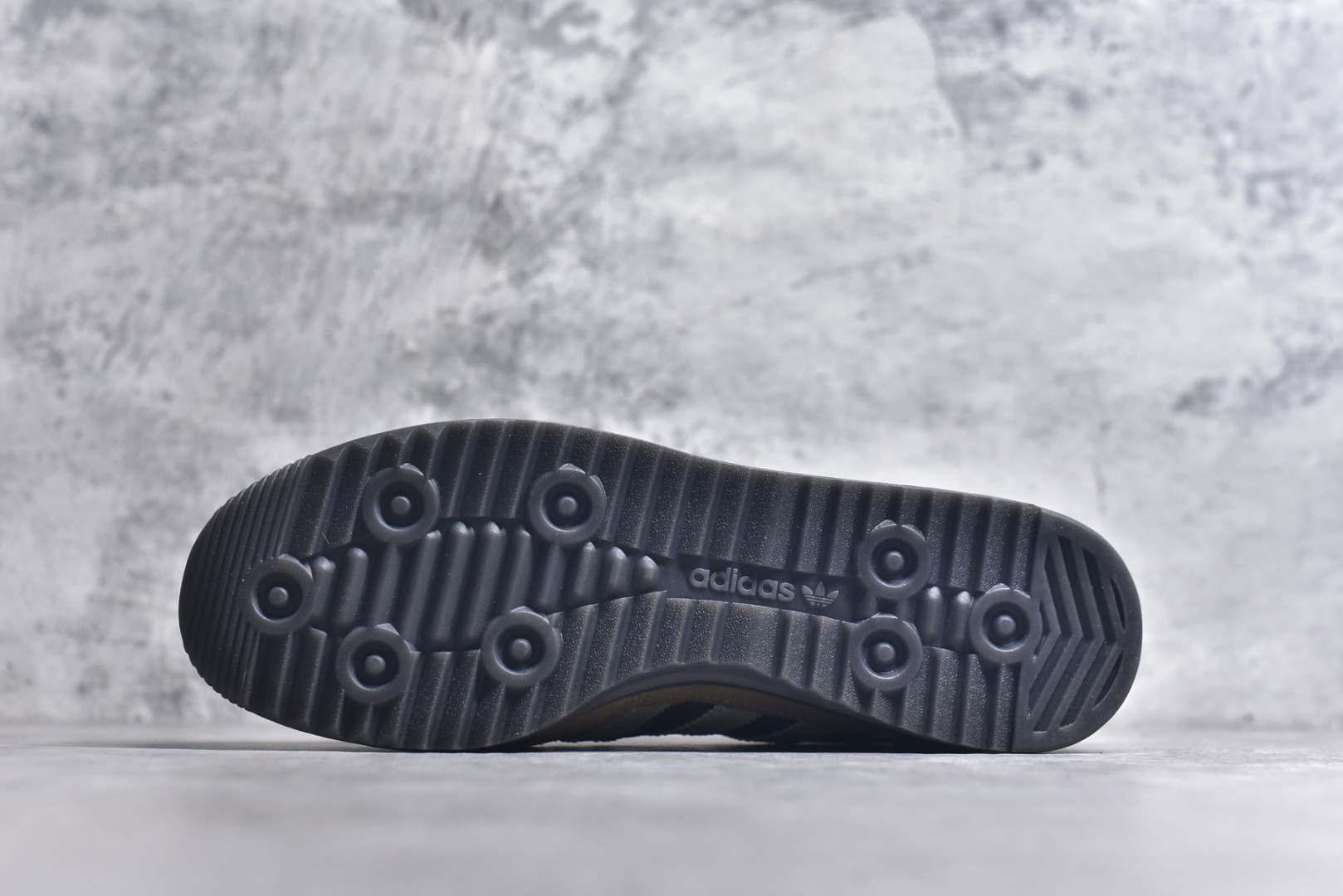 图片[6]-#AD Wmns SL72 OG 系列德训足球风百搭低帮休闲运动板鞋 IG4645 采用高弹EVA+MODEL+RB三层组合底 区别市面RB一体大底 三层组合鞋底重量与原鞋一致 Originals 将有「T 头鞋」造型的诞生于 1972 年的 SL72 鞋款复刻带回 各位买鞋又有新选择了 1972 年 SL72 问世后 引领了后来阿迪达斯的跑鞋发展方向 其中「SL」代表了 Super Light 彰显了产品轻便的特性 1972 年 SL72 问世后 引领了后来阿迪达斯的跑鞋发展方向 其中「SL」代表了 Super Light 彰显了产品轻便的特性 这次 Originals 延续其轻质经典的基因 带来男女两款 SL72 男生款带来 SL72 RS 鞋型 RS 意为 Reshaped（重塑）鞋款在保留了经典的外观基础上 在尼龙材质里增加了填充物 使鞋型更加挺立和饱满 鞋头则更加圆润 鞋底的 EVA 材质则增加了鞋款的高度 女生款则带来 SL72 OG W 鞋型 OG 顾名思义则是致敬经典款式 相较于 RS（Reshaped）鞋款 鞋身更加纤细 其整体鞋身轮廓、线条、细节、材质上尊崇 70 年代 SL72 的设计 还原经典味道 尺码：36 36⅔ 37⅓ 38 38⅔ 39⅓ 40 40⅔ 41⅓ 42 42⅔ 43⅓ 44 44⅔ 45-选品中心