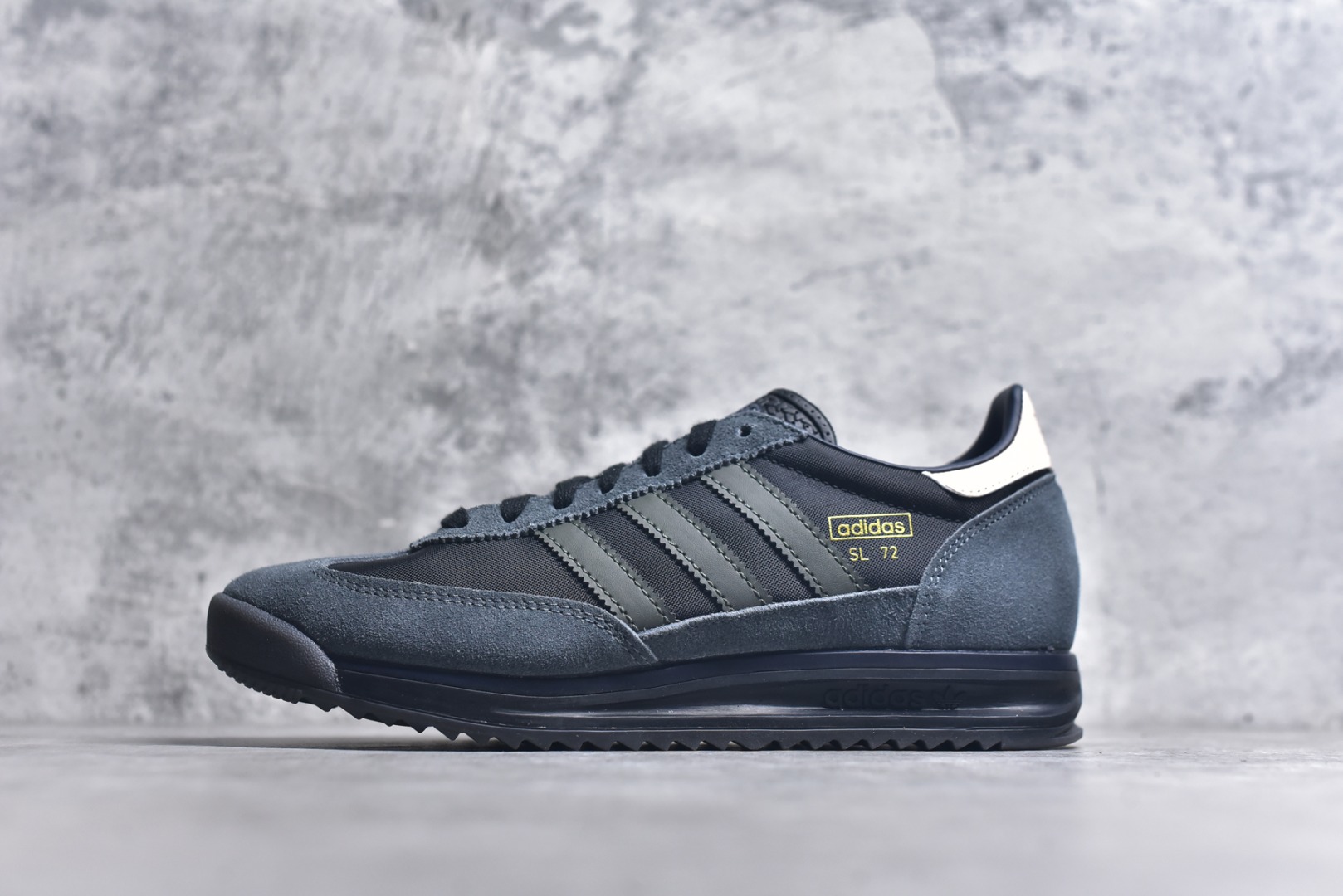 #AD Wmns SL72 OG 系列德训足球风百搭低帮休闲运动板鞋 IG4646 采用高弹EVA+MODEL+RB三层组合底 区别市面RB一体大底 三层组合鞋底重量与原鞋一致 Originals 将有「T 头鞋」造型的诞生于 1972 年的 SL72 鞋款复刻带回 各位买鞋又有新选择了 1972 年 SL72 问世后 引领了后来阿迪达斯的跑鞋发展方向 其中「SL」代表了 Super Light 彰显了产品轻便的特性 1972 年 SL72 问世后 引领了后来阿迪达斯的跑鞋发展方向 其中「SL」代表了 Super Light 彰显了产品轻便的特性 这次 Originals 延续其轻质经典的基因 带来男女两款 SL72 男生款带来 SL72 RS 鞋型 RS 意为 Reshaped（重塑）鞋款在保留了经典的外观基础上 在尼龙材质里增加了填充物 使鞋型更加挺立和饱满 鞋头则更加圆润 鞋底的 EVA 材质则增加了鞋款的高度 女生款则带来 SL72 OG W 鞋型 OG 顾名思义则是致敬经典款式 相较于 RS（Reshaped）鞋款 鞋身更加纤细 其整体鞋身轮廓、线条、细节、材质上尊崇 70 年代 SL72 的设计 还原经典味道 尺码：36 36⅔ 37⅓ 38 38⅔ 39⅓ 40 40⅔ 41⅓ 42 42⅔ 43⅓ 44 44⅔ 45-选品中心