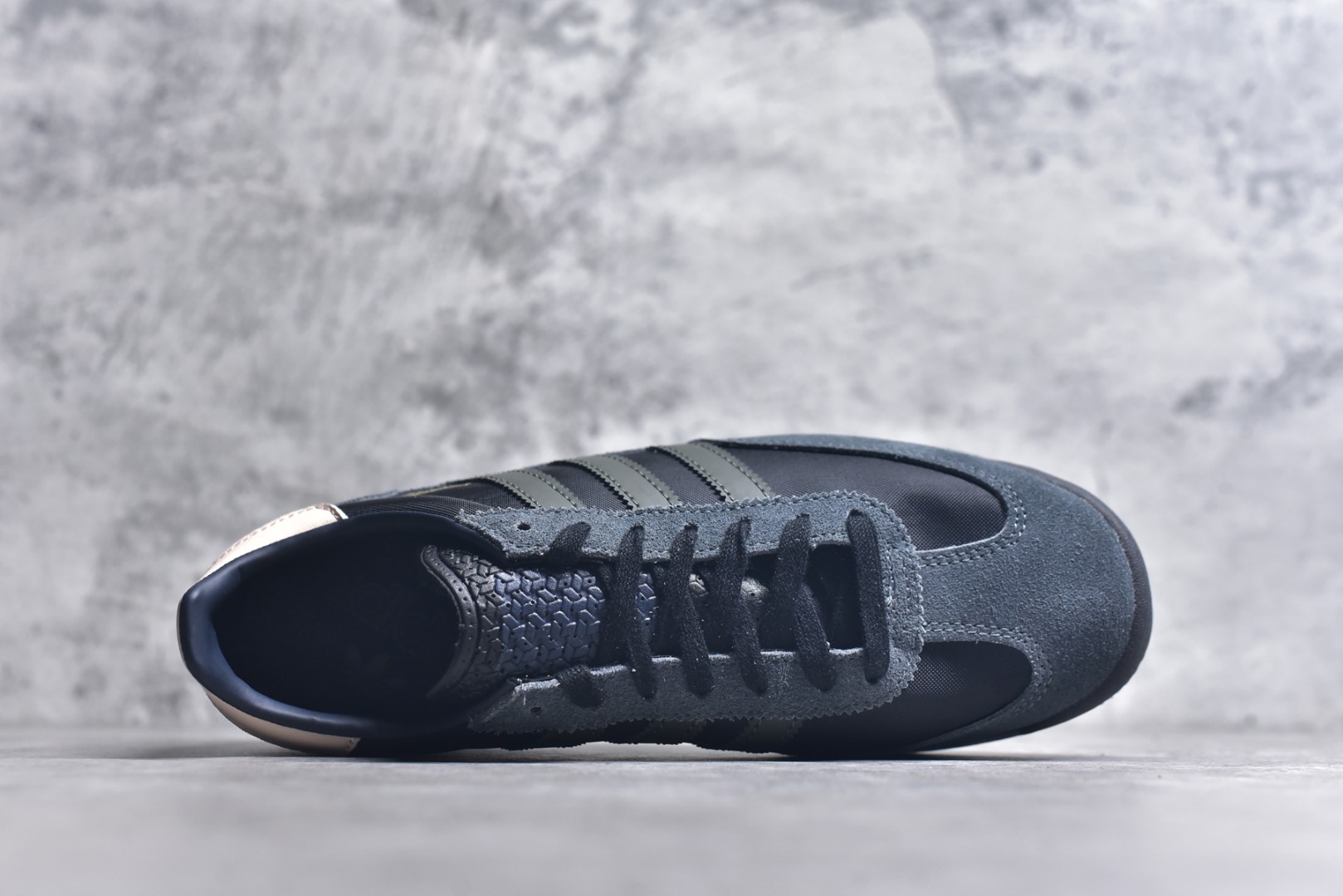 图片[4]-#AD Wmns SL72 OG 系列德训足球风百搭低帮休闲运动板鞋 IG4646 采用高弹EVA+MODEL+RB三层组合底 区别市面RB一体大底 三层组合鞋底重量与原鞋一致 Originals 将有「T 头鞋」造型的诞生于 1972 年的 SL72 鞋款复刻带回 各位买鞋又有新选择了 1972 年 SL72 问世后 引领了后来阿迪达斯的跑鞋发展方向 其中「SL」代表了 Super Light 彰显了产品轻便的特性 1972 年 SL72 问世后 引领了后来阿迪达斯的跑鞋发展方向 其中「SL」代表了 Super Light 彰显了产品轻便的特性 这次 Originals 延续其轻质经典的基因 带来男女两款 SL72 男生款带来 SL72 RS 鞋型 RS 意为 Reshaped（重塑）鞋款在保留了经典的外观基础上 在尼龙材质里增加了填充物 使鞋型更加挺立和饱满 鞋头则更加圆润 鞋底的 EVA 材质则增加了鞋款的高度 女生款则带来 SL72 OG W 鞋型 OG 顾名思义则是致敬经典款式 相较于 RS（Reshaped）鞋款 鞋身更加纤细 其整体鞋身轮廓、线条、细节、材质上尊崇 70 年代 SL72 的设计 还原经典味道 尺码：36 36⅔ 37⅓ 38 38⅔ 39⅓ 40 40⅔ 41⅓ 42 42⅔ 43⅓ 44 44⅔ 45-选品中心
