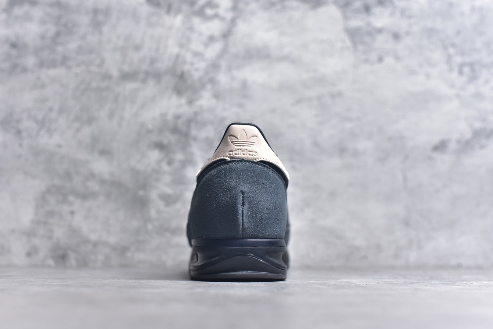图片[5]-#AD Wmns SL72 OG 系列德训足球风百搭低帮休闲运动板鞋 IG4646 采用高弹EVA+MODEL+RB三层组合底 区别市面RB一体大底 三层组合鞋底重量与原鞋一致 Originals 将有「T 头鞋」造型的诞生于 1972 年的 SL72 鞋款复刻带回 各位买鞋又有新选择了 1972 年 SL72 问世后 引领了后来阿迪达斯的跑鞋发展方向 其中「SL」代表了 Super Light 彰显了产品轻便的特性 1972 年 SL72 问世后 引领了后来阿迪达斯的跑鞋发展方向 其中「SL」代表了 Super Light 彰显了产品轻便的特性 这次 Originals 延续其轻质经典的基因 带来男女两款 SL72 男生款带来 SL72 RS 鞋型 RS 意为 Reshaped（重塑）鞋款在保留了经典的外观基础上 在尼龙材质里增加了填充物 使鞋型更加挺立和饱满 鞋头则更加圆润 鞋底的 EVA 材质则增加了鞋款的高度 女生款则带来 SL72 OG W 鞋型 OG 顾名思义则是致敬经典款式 相较于 RS（Reshaped）鞋款 鞋身更加纤细 其整体鞋身轮廓、线条、细节、材质上尊崇 70 年代 SL72 的设计 还原经典味道 尺码：36 36⅔ 37⅓ 38 38⅔ 39⅓ 40 40⅔ 41⅓ 42 42⅔ 43⅓ 44 44⅔ 45-选品中心