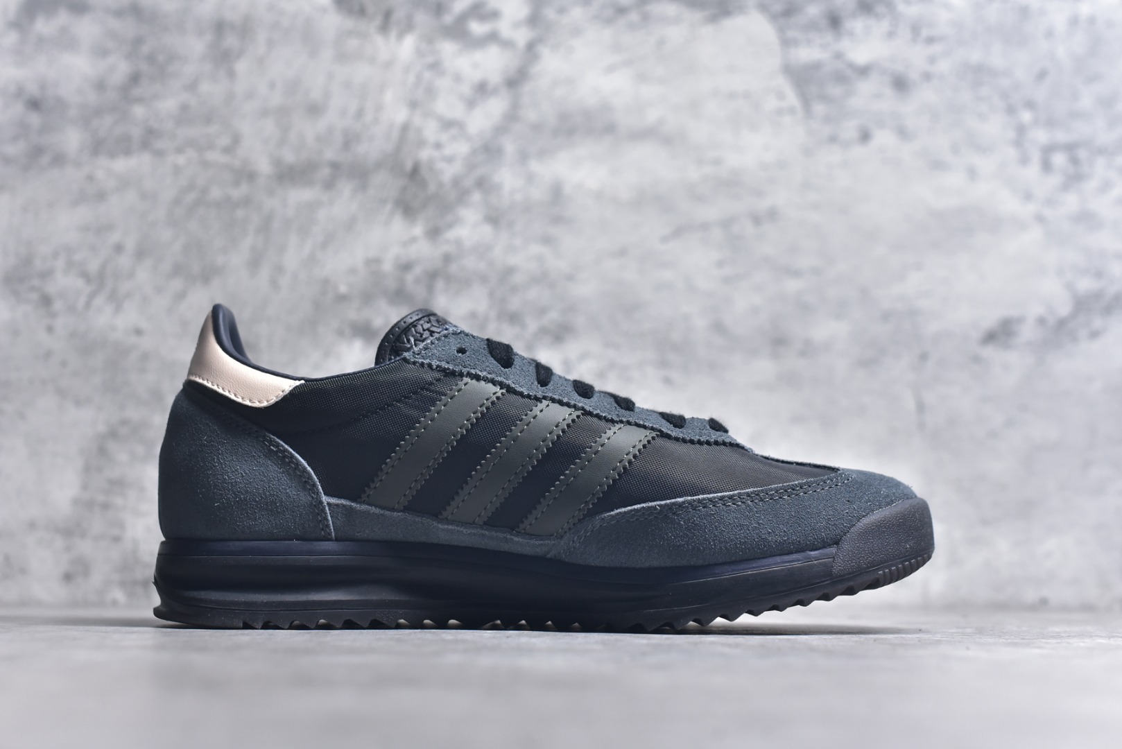 图片[3]-#AD Wmns SL72 OG 系列德训足球风百搭低帮休闲运动板鞋 IG4646 采用高弹EVA+MODEL+RB三层组合底 区别市面RB一体大底 三层组合鞋底重量与原鞋一致 Originals 将有「T 头鞋」造型的诞生于 1972 年的 SL72 鞋款复刻带回 各位买鞋又有新选择了 1972 年 SL72 问世后 引领了后来阿迪达斯的跑鞋发展方向 其中「SL」代表了 Super Light 彰显了产品轻便的特性 1972 年 SL72 问世后 引领了后来阿迪达斯的跑鞋发展方向 其中「SL」代表了 Super Light 彰显了产品轻便的特性 这次 Originals 延续其轻质经典的基因 带来男女两款 SL72 男生款带来 SL72 RS 鞋型 RS 意为 Reshaped（重塑）鞋款在保留了经典的外观基础上 在尼龙材质里增加了填充物 使鞋型更加挺立和饱满 鞋头则更加圆润 鞋底的 EVA 材质则增加了鞋款的高度 女生款则带来 SL72 OG W 鞋型 OG 顾名思义则是致敬经典款式 相较于 RS（Reshaped）鞋款 鞋身更加纤细 其整体鞋身轮廓、线条、细节、材质上尊崇 70 年代 SL72 的设计 还原经典味道 尺码：36 36⅔ 37⅓ 38 38⅔ 39⅓ 40 40⅔ 41⅓ 42 42⅔ 43⅓ 44 44⅔ 45-选品中心
