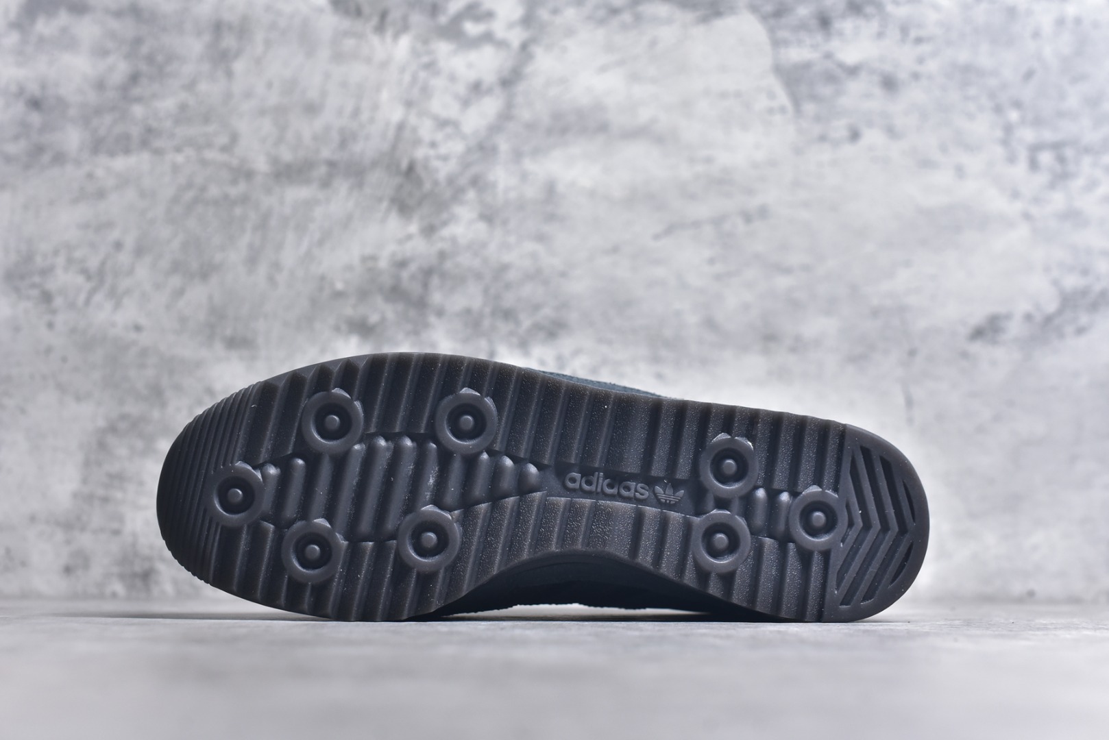 图片[6]-#AD Wmns SL72 OG 系列德训足球风百搭低帮休闲运动板鞋 IG4646 采用高弹EVA+MODEL+RB三层组合底 区别市面RB一体大底 三层组合鞋底重量与原鞋一致 Originals 将有「T 头鞋」造型的诞生于 1972 年的 SL72 鞋款复刻带回 各位买鞋又有新选择了 1972 年 SL72 问世后 引领了后来阿迪达斯的跑鞋发展方向 其中「SL」代表了 Super Light 彰显了产品轻便的特性 1972 年 SL72 问世后 引领了后来阿迪达斯的跑鞋发展方向 其中「SL」代表了 Super Light 彰显了产品轻便的特性 这次 Originals 延续其轻质经典的基因 带来男女两款 SL72 男生款带来 SL72 RS 鞋型 RS 意为 Reshaped（重塑）鞋款在保留了经典的外观基础上 在尼龙材质里增加了填充物 使鞋型更加挺立和饱满 鞋头则更加圆润 鞋底的 EVA 材质则增加了鞋款的高度 女生款则带来 SL72 OG W 鞋型 OG 顾名思义则是致敬经典款式 相较于 RS（Reshaped）鞋款 鞋身更加纤细 其整体鞋身轮廓、线条、细节、材质上尊崇 70 年代 SL72 的设计 还原经典味道 尺码：36 36⅔ 37⅓ 38 38⅔ 39⅓ 40 40⅔ 41⅓ 42 42⅔ 43⅓ 44 44⅔ 45-选品中心