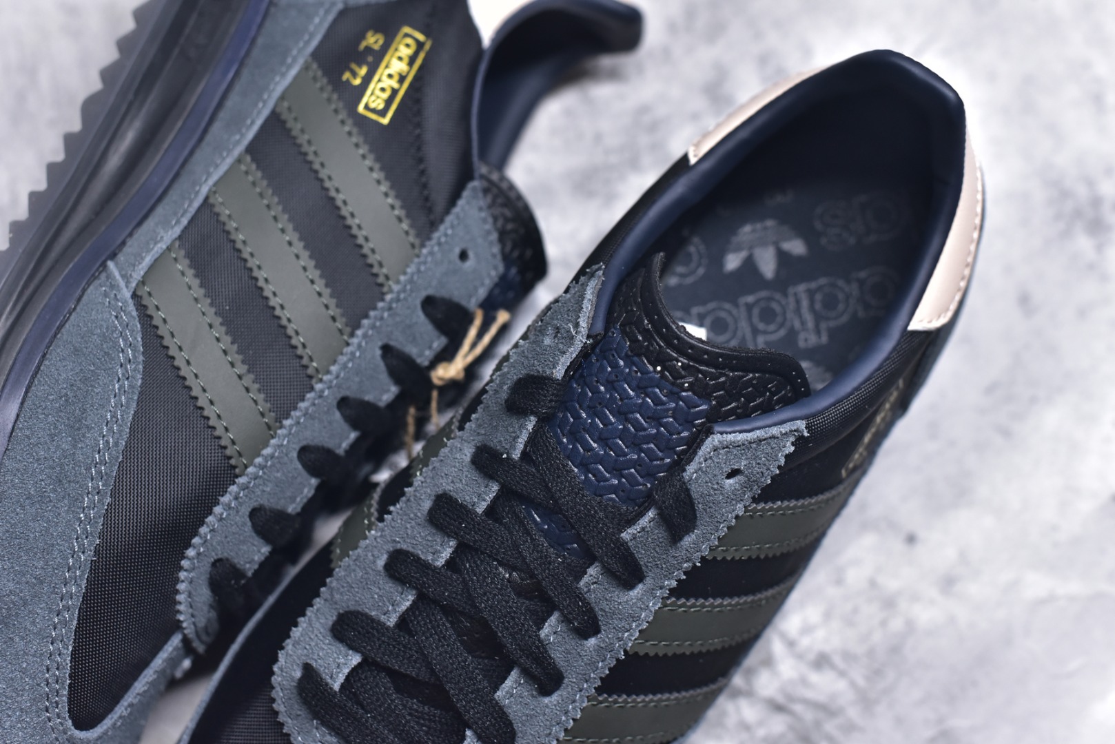 图片[9]-#AD Wmns SL72 OG 系列德训足球风百搭低帮休闲运动板鞋 IG4646 采用高弹EVA+MODEL+RB三层组合底 区别市面RB一体大底 三层组合鞋底重量与原鞋一致 Originals 将有「T 头鞋」造型的诞生于 1972 年的 SL72 鞋款复刻带回 各位买鞋又有新选择了 1972 年 SL72 问世后 引领了后来阿迪达斯的跑鞋发展方向 其中「SL」代表了 Super Light 彰显了产品轻便的特性 1972 年 SL72 问世后 引领了后来阿迪达斯的跑鞋发展方向 其中「SL」代表了 Super Light 彰显了产品轻便的特性 这次 Originals 延续其轻质经典的基因 带来男女两款 SL72 男生款带来 SL72 RS 鞋型 RS 意为 Reshaped（重塑）鞋款在保留了经典的外观基础上 在尼龙材质里增加了填充物 使鞋型更加挺立和饱满 鞋头则更加圆润 鞋底的 EVA 材质则增加了鞋款的高度 女生款则带来 SL72 OG W 鞋型 OG 顾名思义则是致敬经典款式 相较于 RS（Reshaped）鞋款 鞋身更加纤细 其整体鞋身轮廓、线条、细节、材质上尊崇 70 年代 SL72 的设计 还原经典味道 尺码：36 36⅔ 37⅓ 38 38⅔ 39⅓ 40 40⅔ 41⅓ 42 42⅔ 43⅓ 44 44⅔ 45-选品中心