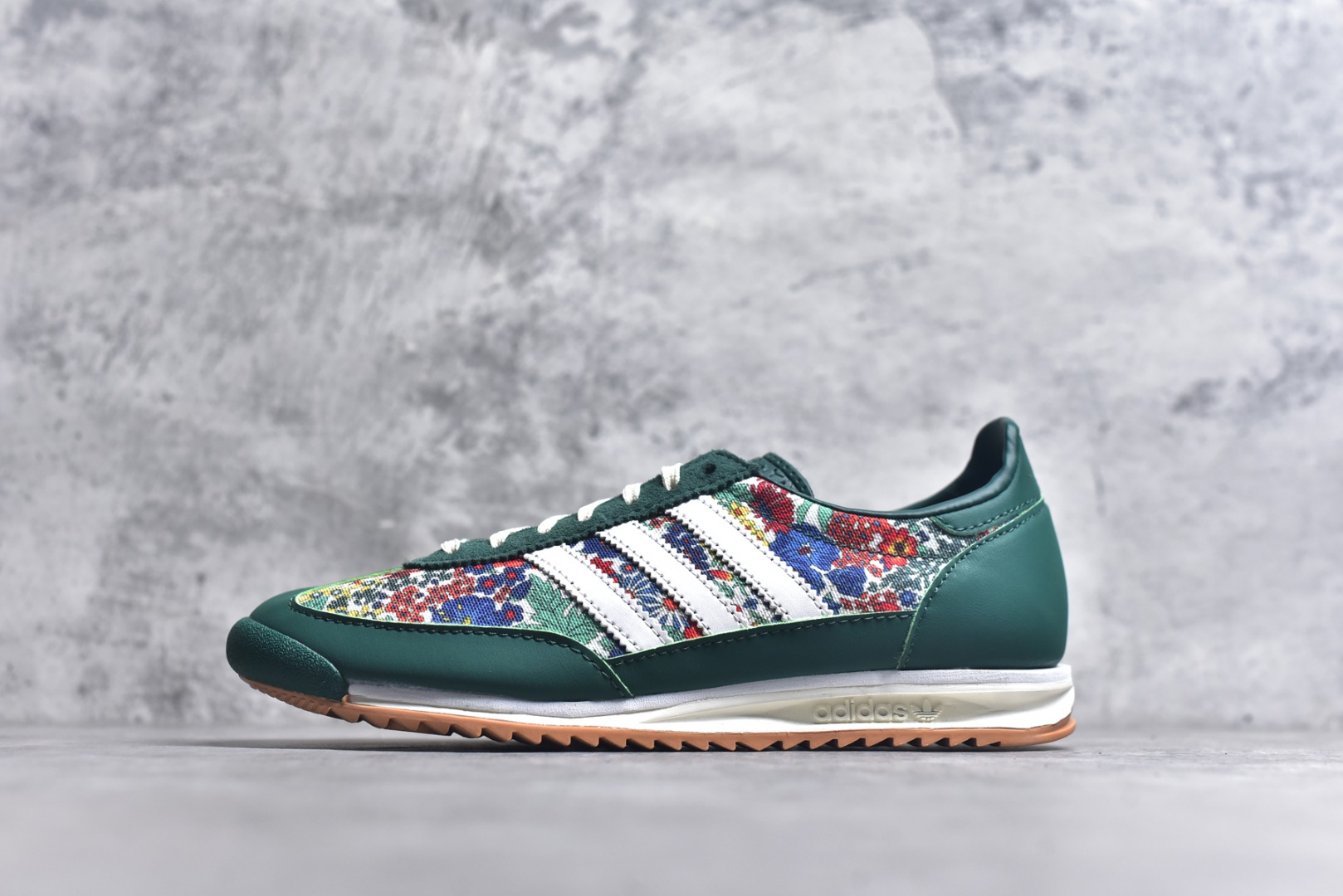 #AD Wmns SL72 OG 系列德训足球风百搭低帮休闲运动板鞋 JH7226 采用高弹EVA+MODEL+RB三层组合底 区别市面RB一体大底 三层组合鞋底重量与原鞋一致 Originals 将有「T 头鞋」造型的诞生于 1972 年的 SL72 鞋款复刻带回 各位买鞋又有新选择了 1972 年 SL72 问世后 引领了后来阿迪达斯的跑鞋发展方向 其中「SL」代表了 Super Light 彰显了产品轻便的特性 1972 年 SL72 问世后 引领了后来阿迪达斯的跑鞋发展方向 其中「SL」代表了 Super Light 彰显了产品轻便的特性 这次 Originals 延续其轻质经典的基因 带来男女两款 SL72 男生款带来 SL72 RS 鞋型 RS 意为 Reshaped（重塑）鞋款在保留了经典的外观基础上 在尼龙材质里增加了填充物 使鞋型更加挺立和饱满 鞋头则更加圆润 鞋底的 EVA 材质则增加了鞋款的高度 女生款则带来 SL72 OG W 鞋型 OG 顾名思义则是致敬经典款式 相较于 RS（Reshaped）鞋款 鞋身更加纤细 其整体鞋身轮廓、线条、细节、材质上尊崇 70 年代 SL72 的设计 还原经典味道 尺码：36 36⅔ 37⅓ 38 38⅔ 39⅓ 40 40⅔ 41⅓ 42 42⅔ 43⅓ 44 44⅔ 45-选品中心