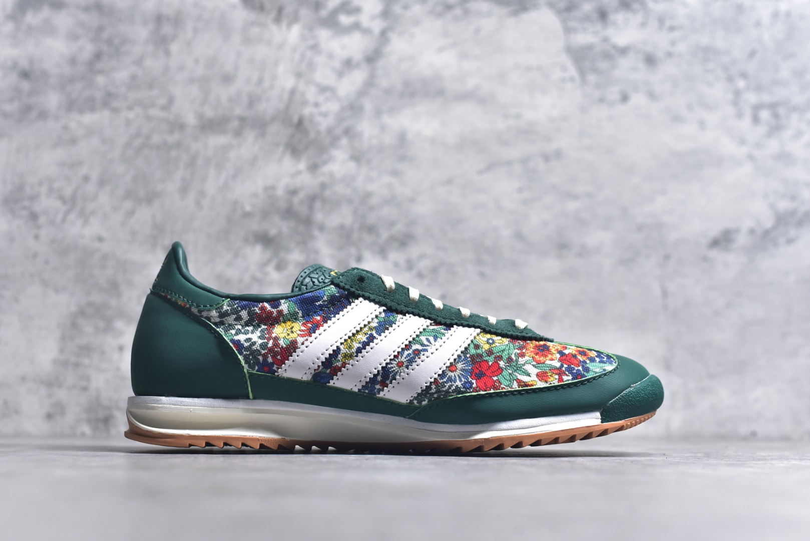 图片[3]-#AD Wmns SL72 OG 系列德训足球风百搭低帮休闲运动板鞋 JH7226 采用高弹EVA+MODEL+RB三层组合底 区别市面RB一体大底 三层组合鞋底重量与原鞋一致 Originals 将有「T 头鞋」造型的诞生于 1972 年的 SL72 鞋款复刻带回 各位买鞋又有新选择了 1972 年 SL72 问世后 引领了后来阿迪达斯的跑鞋发展方向 其中「SL」代表了 Super Light 彰显了产品轻便的特性 1972 年 SL72 问世后 引领了后来阿迪达斯的跑鞋发展方向 其中「SL」代表了 Super Light 彰显了产品轻便的特性 这次 Originals 延续其轻质经典的基因 带来男女两款 SL72 男生款带来 SL72 RS 鞋型 RS 意为 Reshaped（重塑）鞋款在保留了经典的外观基础上 在尼龙材质里增加了填充物 使鞋型更加挺立和饱满 鞋头则更加圆润 鞋底的 EVA 材质则增加了鞋款的高度 女生款则带来 SL72 OG W 鞋型 OG 顾名思义则是致敬经典款式 相较于 RS（Reshaped）鞋款 鞋身更加纤细 其整体鞋身轮廓、线条、细节、材质上尊崇 70 年代 SL72 的设计 还原经典味道 尺码：36 36⅔ 37⅓ 38 38⅔ 39⅓ 40 40⅔ 41⅓ 42 42⅔ 43⅓ 44 44⅔ 45-选品中心