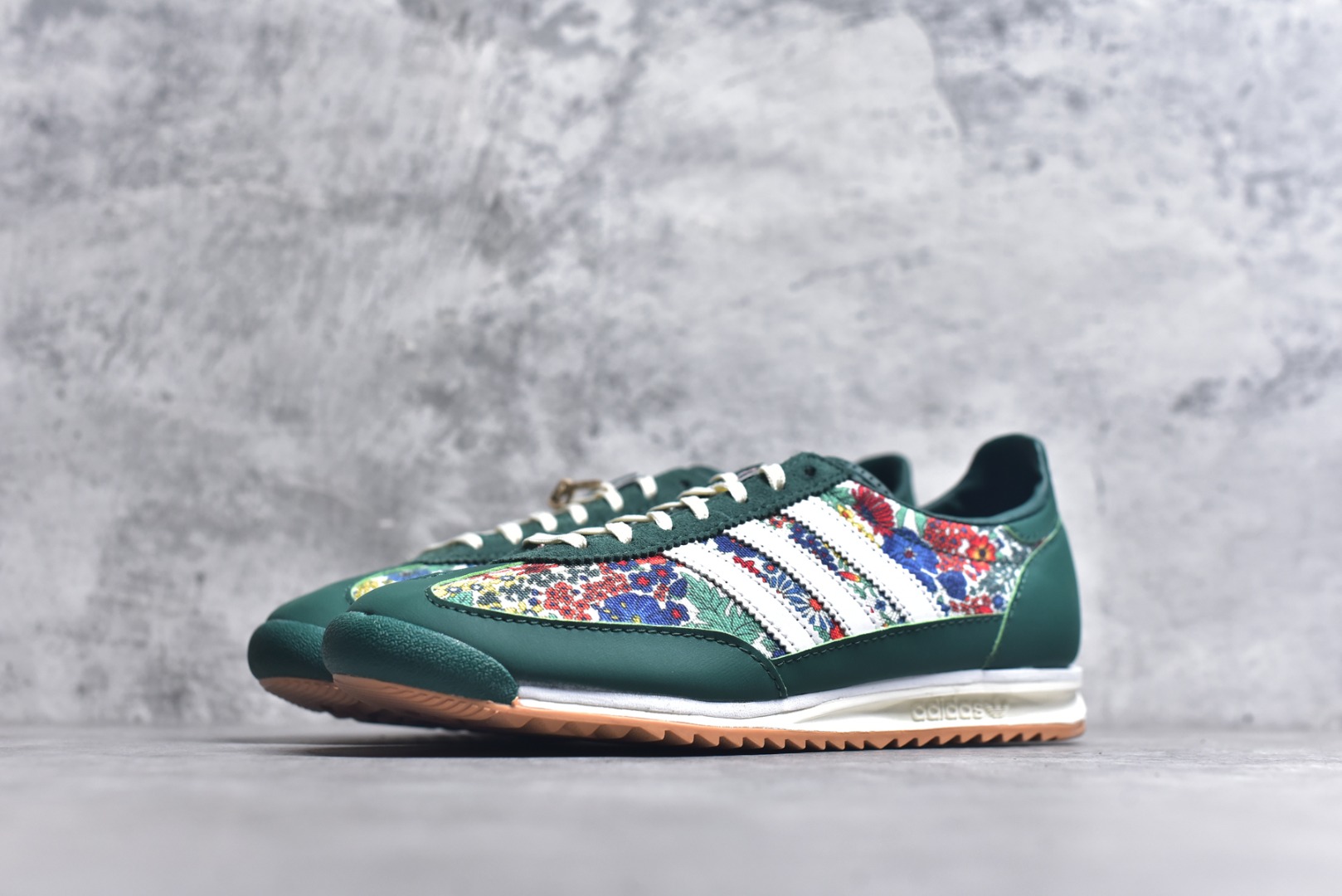 图片[2]-#AD Wmns SL72 OG 系列德训足球风百搭低帮休闲运动板鞋 JH7226 采用高弹EVA+MODEL+RB三层组合底 区别市面RB一体大底 三层组合鞋底重量与原鞋一致 Originals 将有「T 头鞋」造型的诞生于 1972 年的 SL72 鞋款复刻带回 各位买鞋又有新选择了 1972 年 SL72 问世后 引领了后来阿迪达斯的跑鞋发展方向 其中「SL」代表了 Super Light 彰显了产品轻便的特性 1972 年 SL72 问世后 引领了后来阿迪达斯的跑鞋发展方向 其中「SL」代表了 Super Light 彰显了产品轻便的特性 这次 Originals 延续其轻质经典的基因 带来男女两款 SL72 男生款带来 SL72 RS 鞋型 RS 意为 Reshaped（重塑）鞋款在保留了经典的外观基础上 在尼龙材质里增加了填充物 使鞋型更加挺立和饱满 鞋头则更加圆润 鞋底的 EVA 材质则增加了鞋款的高度 女生款则带来 SL72 OG W 鞋型 OG 顾名思义则是致敬经典款式 相较于 RS（Reshaped）鞋款 鞋身更加纤细 其整体鞋身轮廓、线条、细节、材质上尊崇 70 年代 SL72 的设计 还原经典味道 尺码：36 36⅔ 37⅓ 38 38⅔ 39⅓ 40 40⅔ 41⅓ 42 42⅔ 43⅓ 44 44⅔ 45-选品中心
