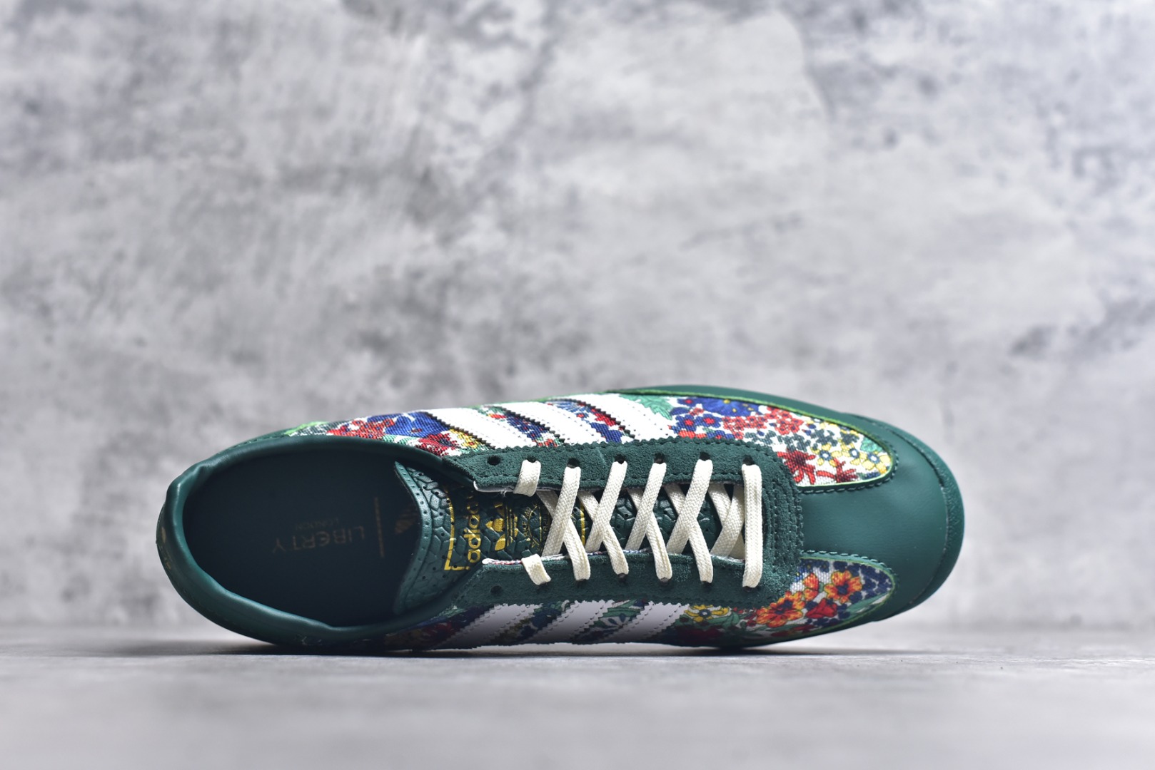 图片[4]-#AD Wmns SL72 OG 系列德训足球风百搭低帮休闲运动板鞋 JH7226 采用高弹EVA+MODEL+RB三层组合底 区别市面RB一体大底 三层组合鞋底重量与原鞋一致 Originals 将有「T 头鞋」造型的诞生于 1972 年的 SL72 鞋款复刻带回 各位买鞋又有新选择了 1972 年 SL72 问世后 引领了后来阿迪达斯的跑鞋发展方向 其中「SL」代表了 Super Light 彰显了产品轻便的特性 1972 年 SL72 问世后 引领了后来阿迪达斯的跑鞋发展方向 其中「SL」代表了 Super Light 彰显了产品轻便的特性 这次 Originals 延续其轻质经典的基因 带来男女两款 SL72 男生款带来 SL72 RS 鞋型 RS 意为 Reshaped（重塑）鞋款在保留了经典的外观基础上 在尼龙材质里增加了填充物 使鞋型更加挺立和饱满 鞋头则更加圆润 鞋底的 EVA 材质则增加了鞋款的高度 女生款则带来 SL72 OG W 鞋型 OG 顾名思义则是致敬经典款式 相较于 RS（Reshaped）鞋款 鞋身更加纤细 其整体鞋身轮廓、线条、细节、材质上尊崇 70 年代 SL72 的设计 还原经典味道 尺码：36 36⅔ 37⅓ 38 38⅔ 39⅓ 40 40⅔ 41⅓ 42 42⅔ 43⅓ 44 44⅔ 45-选品中心