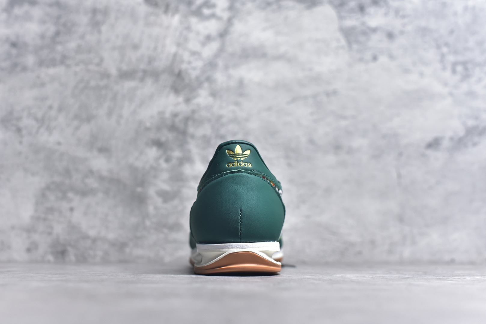 图片[5]-#AD Wmns SL72 OG 系列德训足球风百搭低帮休闲运动板鞋 JH7226 采用高弹EVA+MODEL+RB三层组合底 区别市面RB一体大底 三层组合鞋底重量与原鞋一致 Originals 将有「T 头鞋」造型的诞生于 1972 年的 SL72 鞋款复刻带回 各位买鞋又有新选择了 1972 年 SL72 问世后 引领了后来阿迪达斯的跑鞋发展方向 其中「SL」代表了 Super Light 彰显了产品轻便的特性 1972 年 SL72 问世后 引领了后来阿迪达斯的跑鞋发展方向 其中「SL」代表了 Super Light 彰显了产品轻便的特性 这次 Originals 延续其轻质经典的基因 带来男女两款 SL72 男生款带来 SL72 RS 鞋型 RS 意为 Reshaped（重塑）鞋款在保留了经典的外观基础上 在尼龙材质里增加了填充物 使鞋型更加挺立和饱满 鞋头则更加圆润 鞋底的 EVA 材质则增加了鞋款的高度 女生款则带来 SL72 OG W 鞋型 OG 顾名思义则是致敬经典款式 相较于 RS（Reshaped）鞋款 鞋身更加纤细 其整体鞋身轮廓、线条、细节、材质上尊崇 70 年代 SL72 的设计 还原经典味道 尺码：36 36⅔ 37⅓ 38 38⅔ 39⅓ 40 40⅔ 41⅓ 42 42⅔ 43⅓ 44 44⅔ 45-选品中心