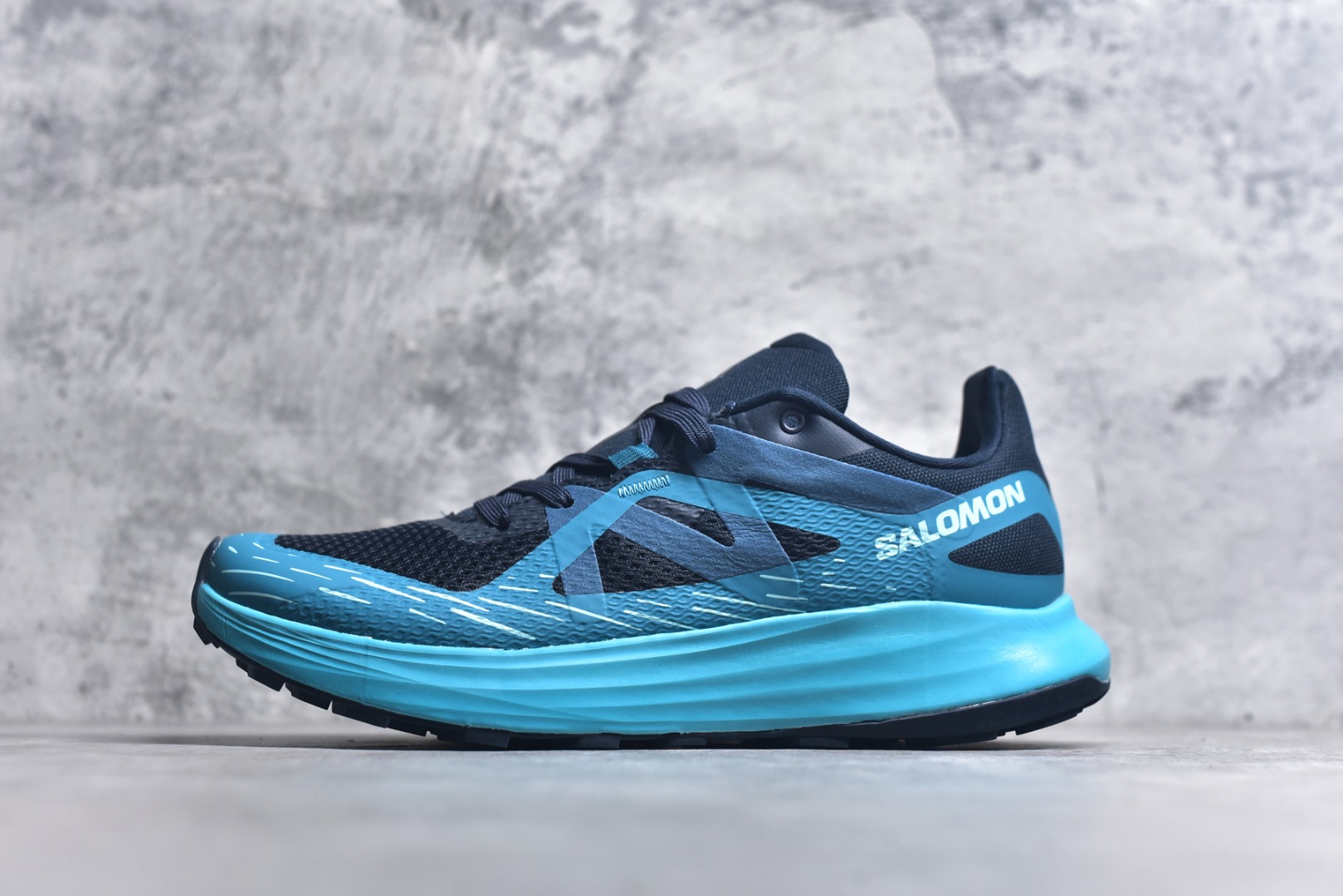 #Salomon 萨洛蒙 男式 Ultra Flow • 为越野设计，源自舒适灵感 ,全地形Contagrip 这双鞋感觉像是为道路缓冲设计的，但又能像为越野生来一样奔跑。ULTRA FLOW 超级柔软，具有更高的堆叠高度，能够陪伴你从柏油路到泥泞地形的过渡，无论频率或距离如何。鞋面的柔软材料与混合地形鞋底相结合，提供最佳的适应性。 尺码：36-45-选品中心