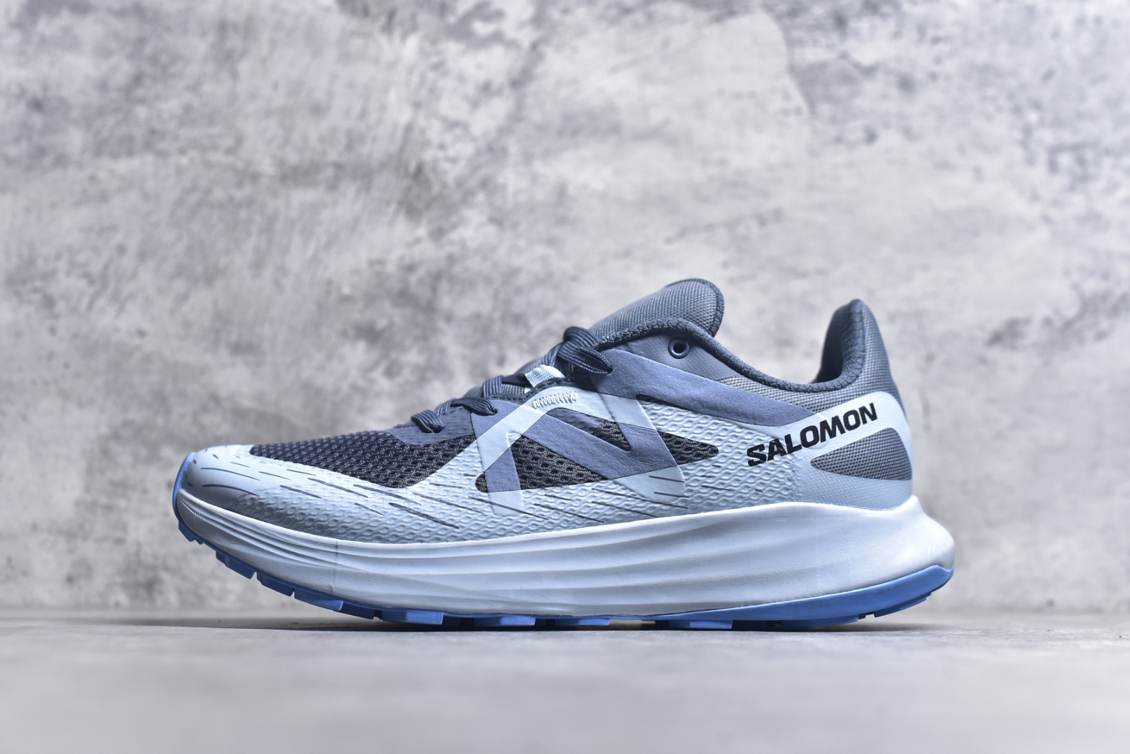 #Salomon 萨洛蒙 男式 Ultra Flow • 为越野设计，源自舒适灵感 ,全地形Contagrip 这双鞋感觉像是为道路缓冲设计的，但又能像为越野生来一样奔跑。ULTRA FLOW 超级柔软，具有更高的堆叠高度，能够陪伴你从柏油路到泥泞地形的过渡，无论频率或距离如何。鞋面的柔软材料与混合地形鞋底相结合，提供最佳的适应性。 尺码：36-45-选品中心