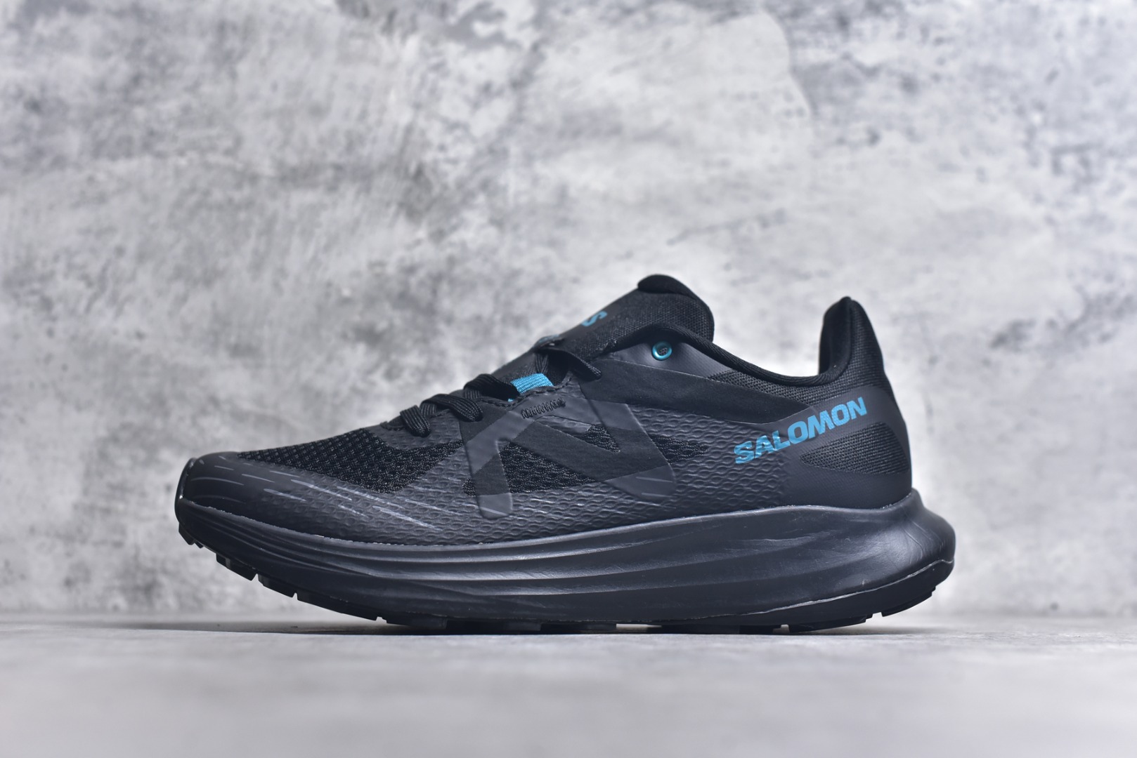 #Salomon 萨洛蒙 男式 Ultra Flow • 为越野设计，源自舒适灵感 ,全地形Contagrip 这双鞋感觉像是为道路缓冲设计的，但又能像为越野生来一样奔跑。ULTRA FLOW 超级柔软，具有更高的堆叠高度，能够陪伴你从柏油路到泥泞地形的过渡，无论频率或距离如何。鞋面的柔软材料与混合地形鞋底相结合，提供最佳的适应性。 尺码：36-45-选品中心