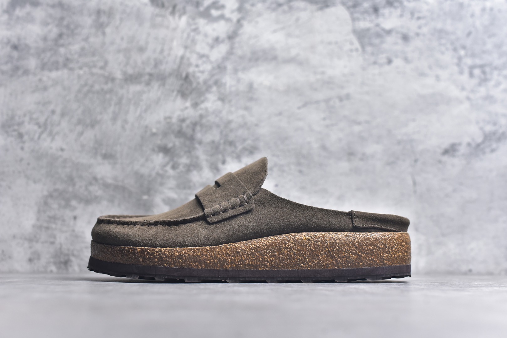 #博肯Birkenstock Naples Wrapped穆勒系列包头乐福牛皮绒面革复古软木底休闲拖鞋 时下大火的老钱风，乐福式设计鞋头增加了优雅的气质！可为各式休闲或优雅造型增添休闲风范。卡其色磨砂牛皮革 实用的马克线阵车在鞋头的手工质感！ 尺码：36-45-选品中心