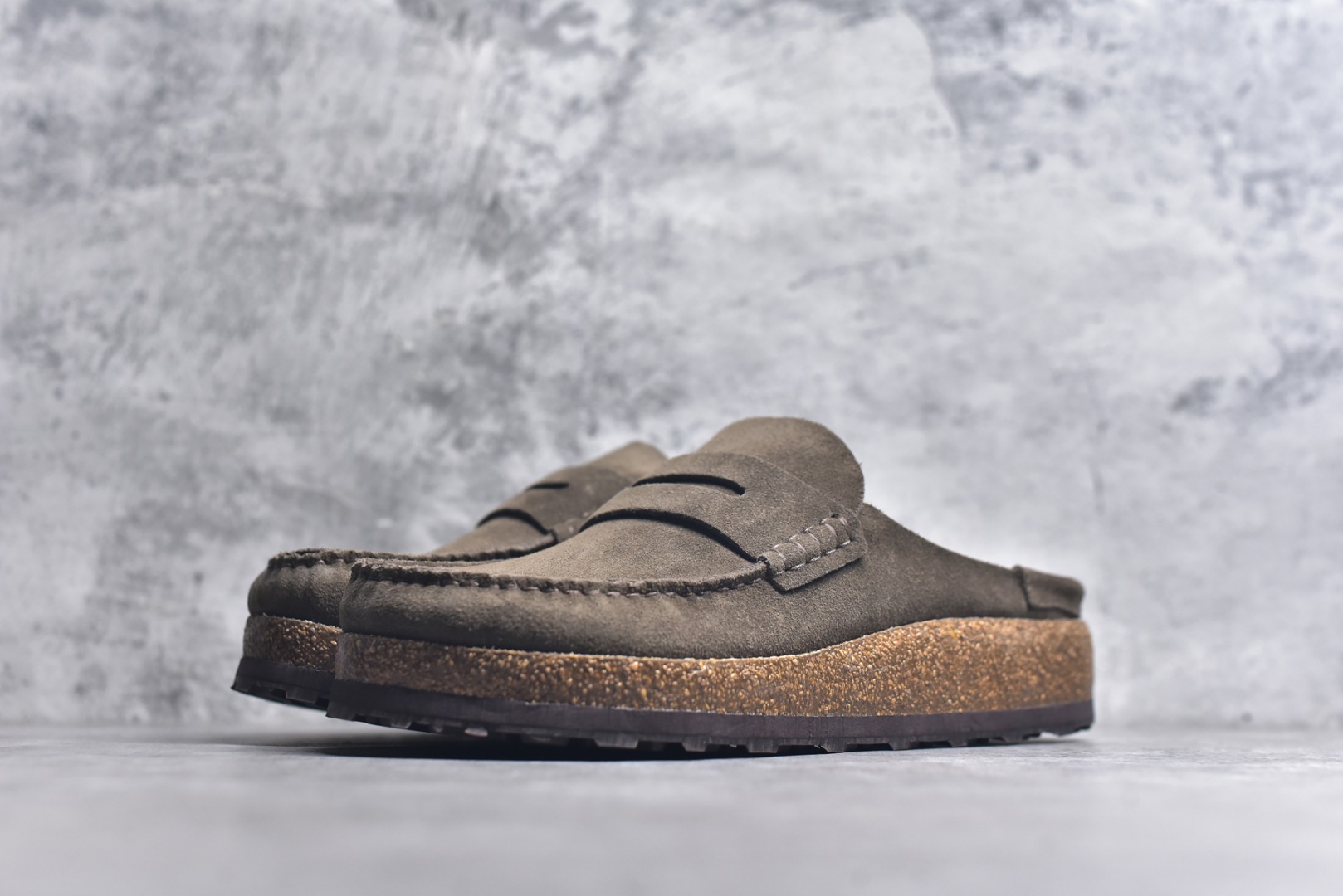图片[2]-#博肯Birkenstock Naples Wrapped穆勒系列包头乐福牛皮绒面革复古软木底休闲拖鞋 时下大火的老钱风，乐福式设计鞋头增加了优雅的气质！可为各式休闲或优雅造型增添休闲风范。卡其色磨砂牛皮革 实用的马克线阵车在鞋头的手工质感！ 尺码：36-45-选品中心