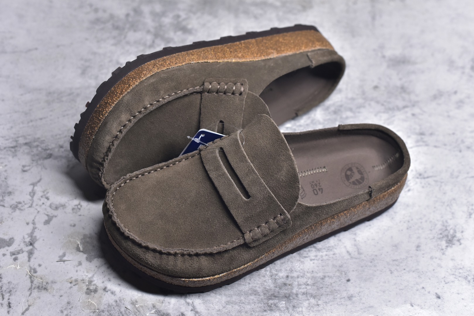 图片[7]-#博肯Birkenstock Naples Wrapped穆勒系列包头乐福牛皮绒面革复古软木底休闲拖鞋 时下大火的老钱风，乐福式设计鞋头增加了优雅的气质！可为各式休闲或优雅造型增添休闲风范。卡其色磨砂牛皮革 实用的马克线阵车在鞋头的手工质感！ 尺码：36-45-选品中心