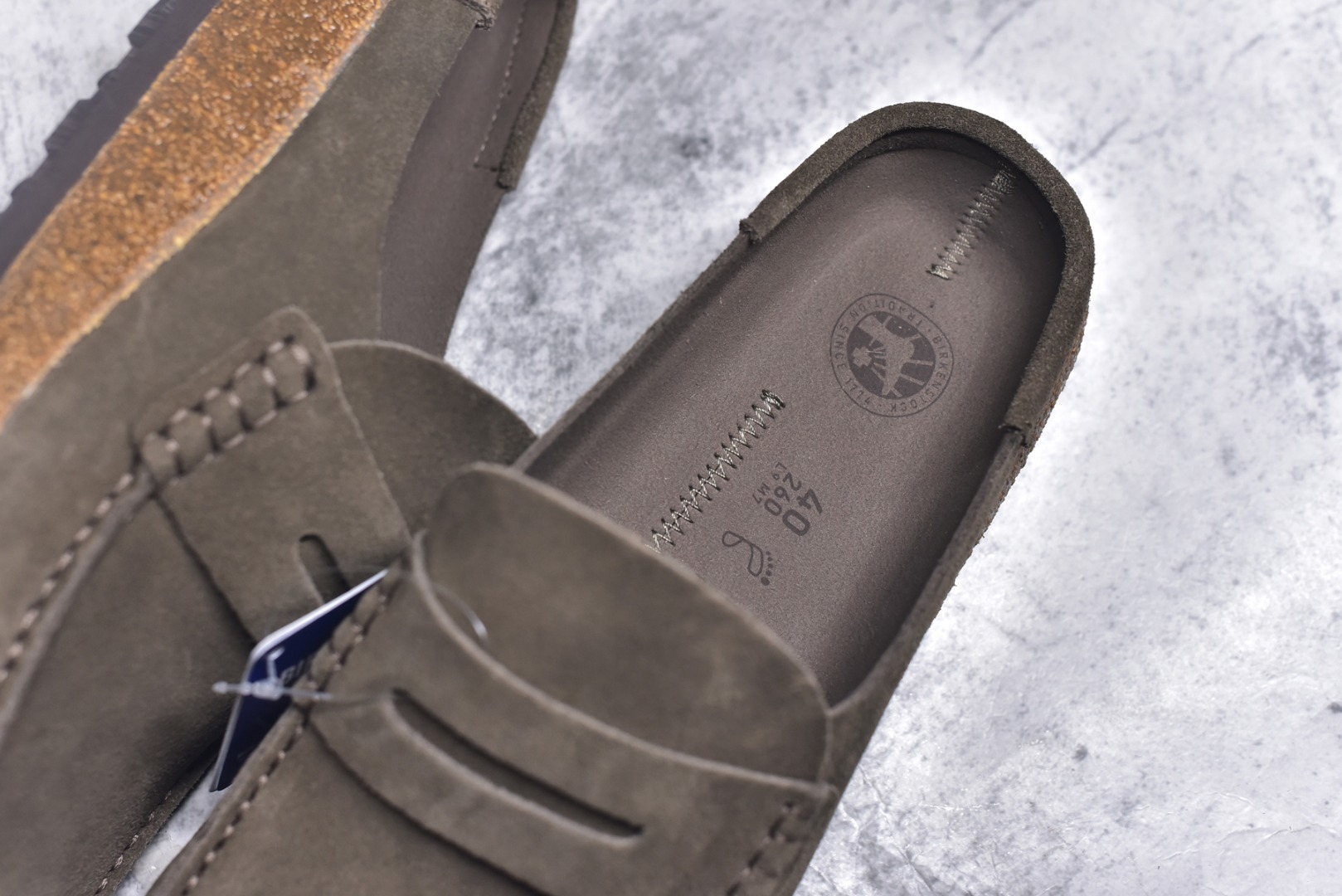 图片[9]-#博肯Birkenstock Naples Wrapped穆勒系列包头乐福牛皮绒面革复古软木底休闲拖鞋 时下大火的老钱风，乐福式设计鞋头增加了优雅的气质！可为各式休闲或优雅造型增添休闲风范。卡其色磨砂牛皮革 实用的马克线阵车在鞋头的手工质感！ 尺码：36-45-选品中心