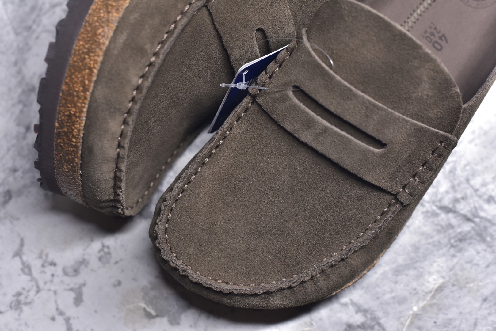 图片[8]-#博肯Birkenstock Naples Wrapped穆勒系列包头乐福牛皮绒面革复古软木底休闲拖鞋 时下大火的老钱风，乐福式设计鞋头增加了优雅的气质！可为各式休闲或优雅造型增添休闲风范。卡其色磨砂牛皮革 实用的马克线阵车在鞋头的手工质感！ 尺码：36-45-选品中心