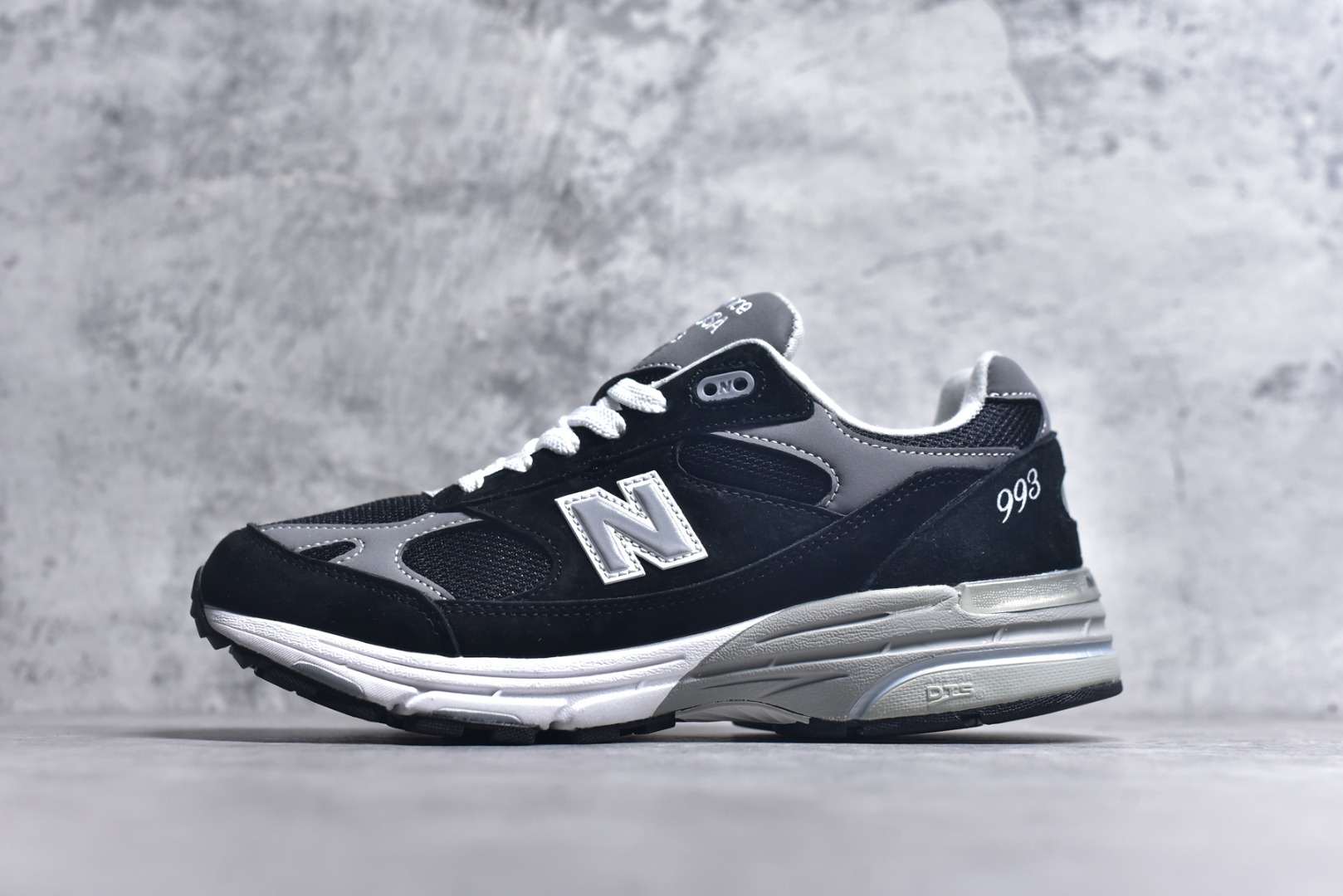 #NB新百伦New Balance in USA 系列美产血统经典复古休闲运动百搭老爹跑步鞋 升级原楦原纸版开发 正确6层组合底模精密开发 搭载全新碳素中底 后跟透明TPU水晶装饰条稳固❗ 货号：MR993BK MR993GL 尺码：36 37 37.5 38 38.5 39 40 40.5 41.5 42 42.5 43 44 45-选品中心