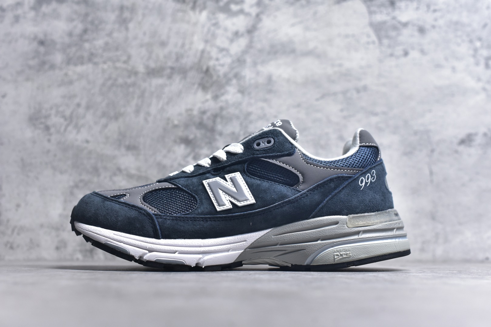 #NB新百伦New Balance in USA 系列美产血统经典复古休闲运动百搭老爹跑步鞋 升级原楦原纸版开发 正确6层组合底模精密开发 搭载全新碳素中底 后跟透明TPU水晶装饰条稳固❗ 货号：MR993NV MR993GL 尺码：36 37 37.5 38 38.5 39 40 40.5 41.5 42 42.5 43 44 45-选品中心