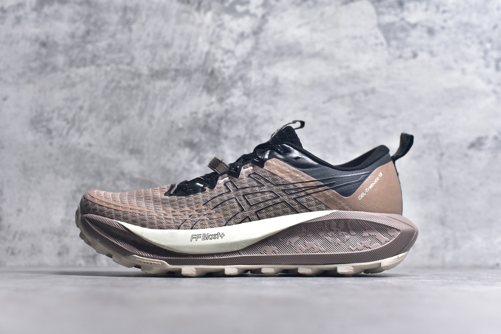 #Asics Gel-Trabuco 13 复古亚瑟士透气休闲鞋缓震男子耐磨跑步鞋 鞋面采用无缝线鞋面 贴合脚型 穿着舒适中底360°环绕式GL 提供良好的缓冲性能 货号：1011B973-020 尺码：36 37 37.5 38 38.5 39 39.5 40 40.5 41.5 42 42.5 43.5 44 44.5 45-选品中心