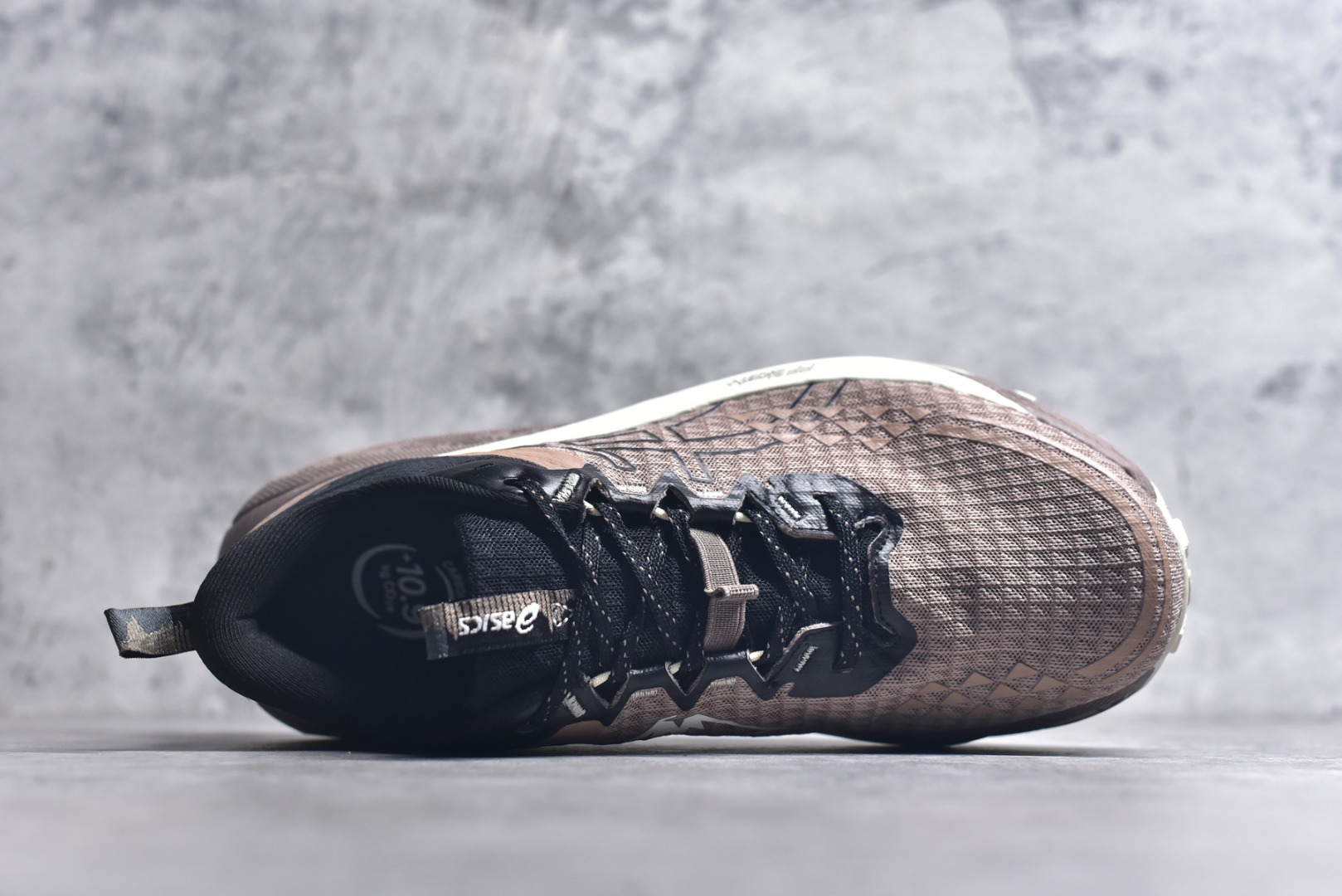 图片[4]-#Asics Gel-Trabuco 13 复古亚瑟士透气休闲鞋缓震男子耐磨跑步鞋 鞋面采用无缝线鞋面 贴合脚型 穿着舒适中底360°环绕式GL 提供良好的缓冲性能 货号：1011B973-020 尺码：36 37 37.5 38 38.5 39 39.5 40 40.5 41.5 42 42.5 43.5 44 44.5 45-选品中心