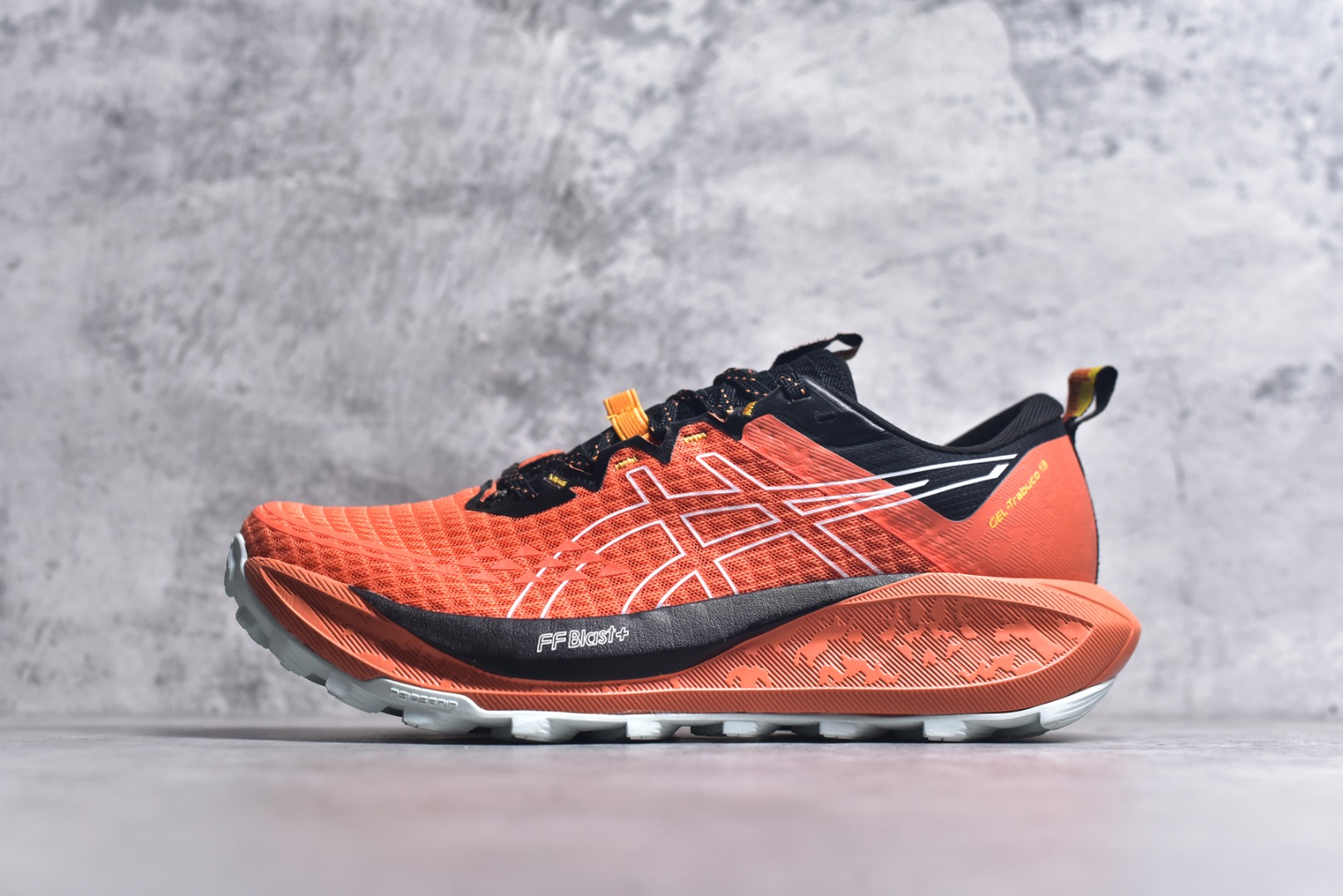 #Asics Gel-Trabuco 13 复古亚瑟士透气休闲鞋缓震男子耐磨跑步鞋 鞋面采用无缝线鞋面 贴合脚型 穿着舒适中底360°环绕式GL 提供良好的缓冲性能 货号：1011B973-800 尺码：36 37 37.5 38 38.5 39 39.5 40 40.5 41.5 42 42.5 43.5 44 44.5 45-选品中心