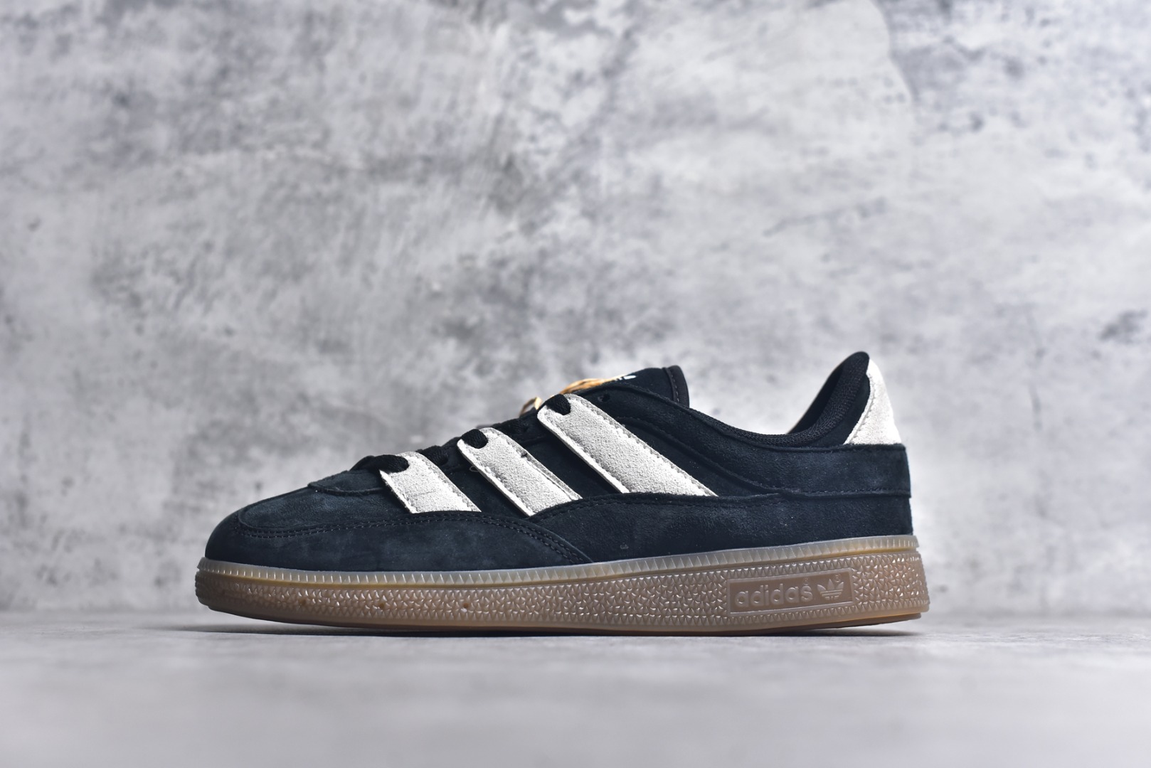 #AD Originals HANDBALL SPEZIAL 百搭舒适 低帮板鞋男女同款 JS2795 这款来自阿迪达斯的这款HANDBALL SPZL前身是一双手球运动鞋，这一次拿来复刻，所以鞋面的主要色彩选用了黑色， 鞋面外侧除了Spezial字母之外还有三叶草标志。Handball SPZL作为复古手球训练鞋与作为室内足球鞋的Samba有着异曲同工之处，但是质感更为出众的鞋身以及丰富的配色选择比起Samba来讲可以说是更胜一筹了！尺码：36 36⅔ 37⅓ 38 38⅔ 39⅓ 40 40⅔ 41⅓ 42 42⅔ 43⅓ 44 45-选品中心