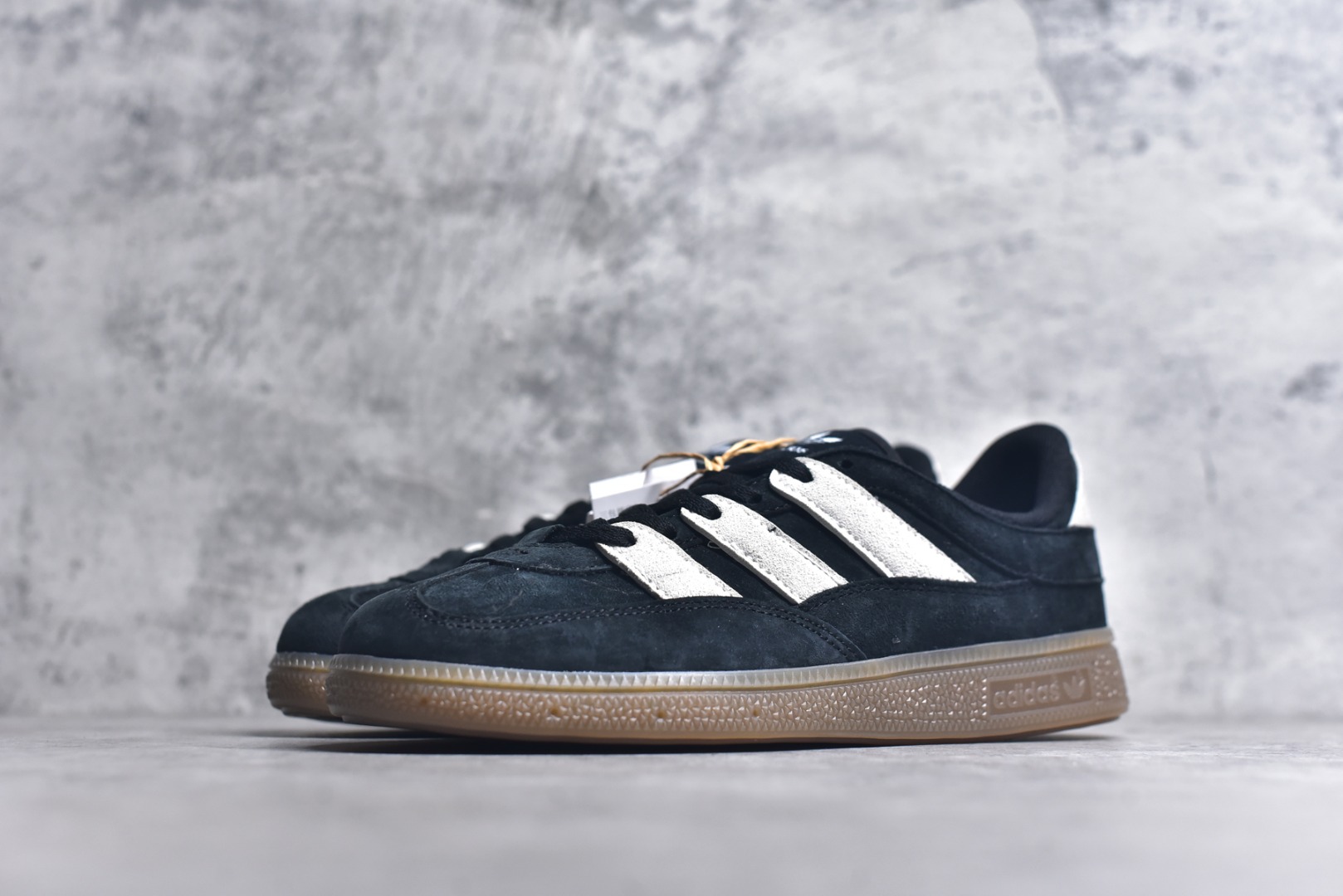 图片[2]-#AD Originals HANDBALL SPEZIAL 百搭舒适 低帮板鞋男女同款 JS2795 这款来自阿迪达斯的这款HANDBALL SPZL前身是一双手球运动鞋，这一次拿来复刻，所以鞋面的主要色彩选用了黑色， 鞋面外侧除了Spezial字母之外还有三叶草标志。Handball SPZL作为复古手球训练鞋与作为室内足球鞋的Samba有着异曲同工之处，但是质感更为出众的鞋身以及丰富的配色选择比起Samba来讲可以说是更胜一筹了！尺码：36 36⅔ 37⅓ 38 38⅔ 39⅓ 40 40⅔ 41⅓ 42 42⅔ 43⅓ 44 45-选品中心