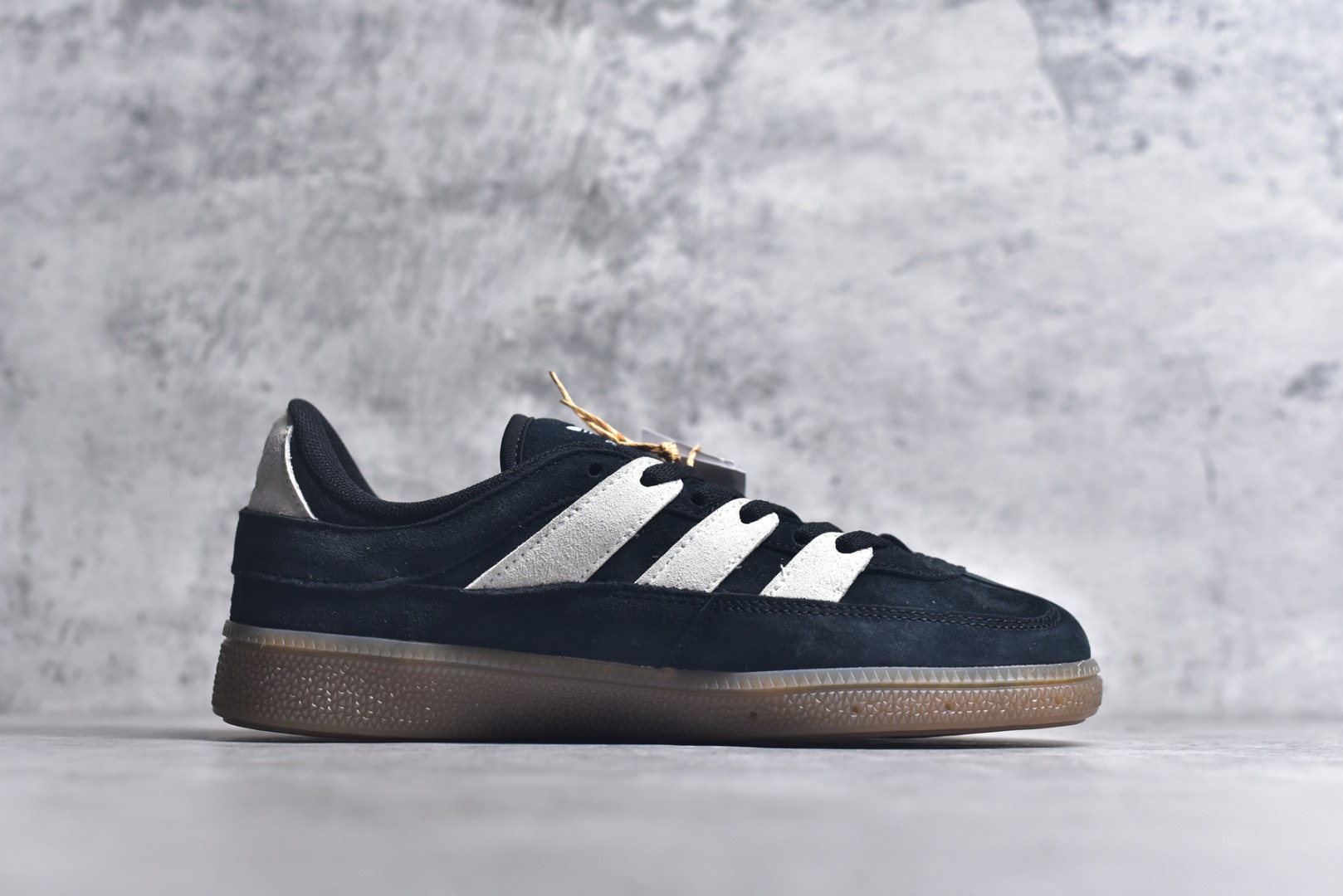 图片[3]-#AD Originals HANDBALL SPEZIAL 百搭舒适 低帮板鞋男女同款 JS2795 这款来自阿迪达斯的这款HANDBALL SPZL前身是一双手球运动鞋，这一次拿来复刻，所以鞋面的主要色彩选用了黑色， 鞋面外侧除了Spezial字母之外还有三叶草标志。Handball SPZL作为复古手球训练鞋与作为室内足球鞋的Samba有着异曲同工之处，但是质感更为出众的鞋身以及丰富的配色选择比起Samba来讲可以说是更胜一筹了！尺码：36 36⅔ 37⅓ 38 38⅔ 39⅓ 40 40⅔ 41⅓ 42 42⅔ 43⅓ 44 45-选品中心