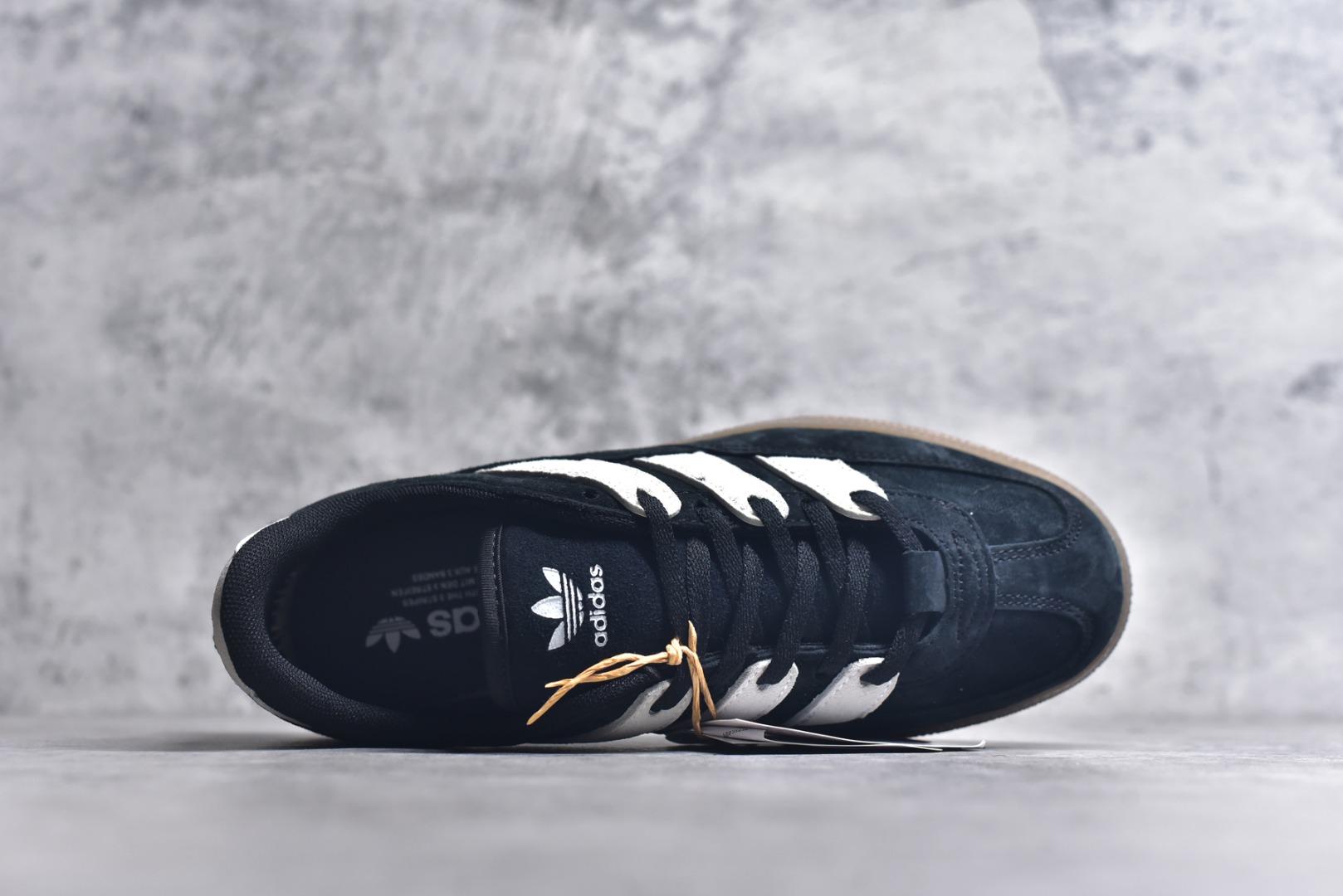 图片[4]-#AD Originals HANDBALL SPEZIAL 百搭舒适 低帮板鞋男女同款 JS2795 这款来自阿迪达斯的这款HANDBALL SPZL前身是一双手球运动鞋，这一次拿来复刻，所以鞋面的主要色彩选用了黑色， 鞋面外侧除了Spezial字母之外还有三叶草标志。Handball SPZL作为复古手球训练鞋与作为室内足球鞋的Samba有着异曲同工之处，但是质感更为出众的鞋身以及丰富的配色选择比起Samba来讲可以说是更胜一筹了！尺码：36 36⅔ 37⅓ 38 38⅔ 39⅓ 40 40⅔ 41⅓ 42 42⅔ 43⅓ 44 45-选品中心