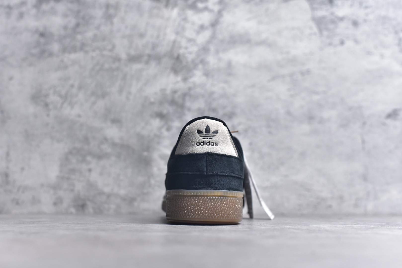 图片[5]-#AD Originals HANDBALL SPEZIAL 百搭舒适 低帮板鞋男女同款 JS2795 这款来自阿迪达斯的这款HANDBALL SPZL前身是一双手球运动鞋，这一次拿来复刻，所以鞋面的主要色彩选用了黑色， 鞋面外侧除了Spezial字母之外还有三叶草标志。Handball SPZL作为复古手球训练鞋与作为室内足球鞋的Samba有着异曲同工之处，但是质感更为出众的鞋身以及丰富的配色选择比起Samba来讲可以说是更胜一筹了！尺码：36 36⅔ 37⅓ 38 38⅔ 39⅓ 40 40⅔ 41⅓ 42 42⅔ 43⅓ 44 45-选品中心