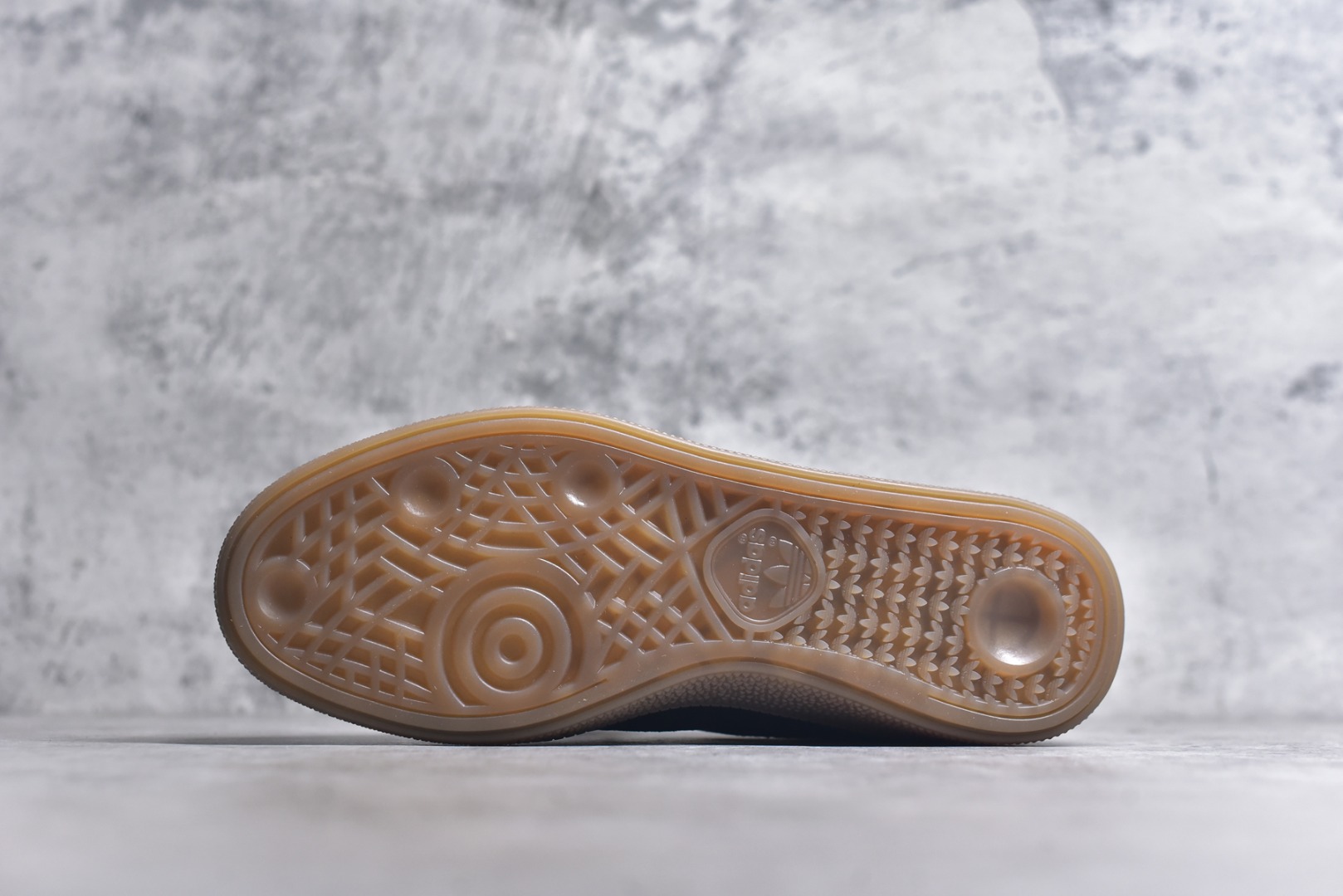 图片[6]-#AD Originals HANDBALL SPEZIAL 百搭舒适 低帮板鞋男女同款 JS2795 这款来自阿迪达斯的这款HANDBALL SPZL前身是一双手球运动鞋，这一次拿来复刻，所以鞋面的主要色彩选用了黑色， 鞋面外侧除了Spezial字母之外还有三叶草标志。Handball SPZL作为复古手球训练鞋与作为室内足球鞋的Samba有着异曲同工之处，但是质感更为出众的鞋身以及丰富的配色选择比起Samba来讲可以说是更胜一筹了！尺码：36 36⅔ 37⅓ 38 38⅔ 39⅓ 40 40⅔ 41⅓ 42 42⅔ 43⅓ 44 45-选品中心