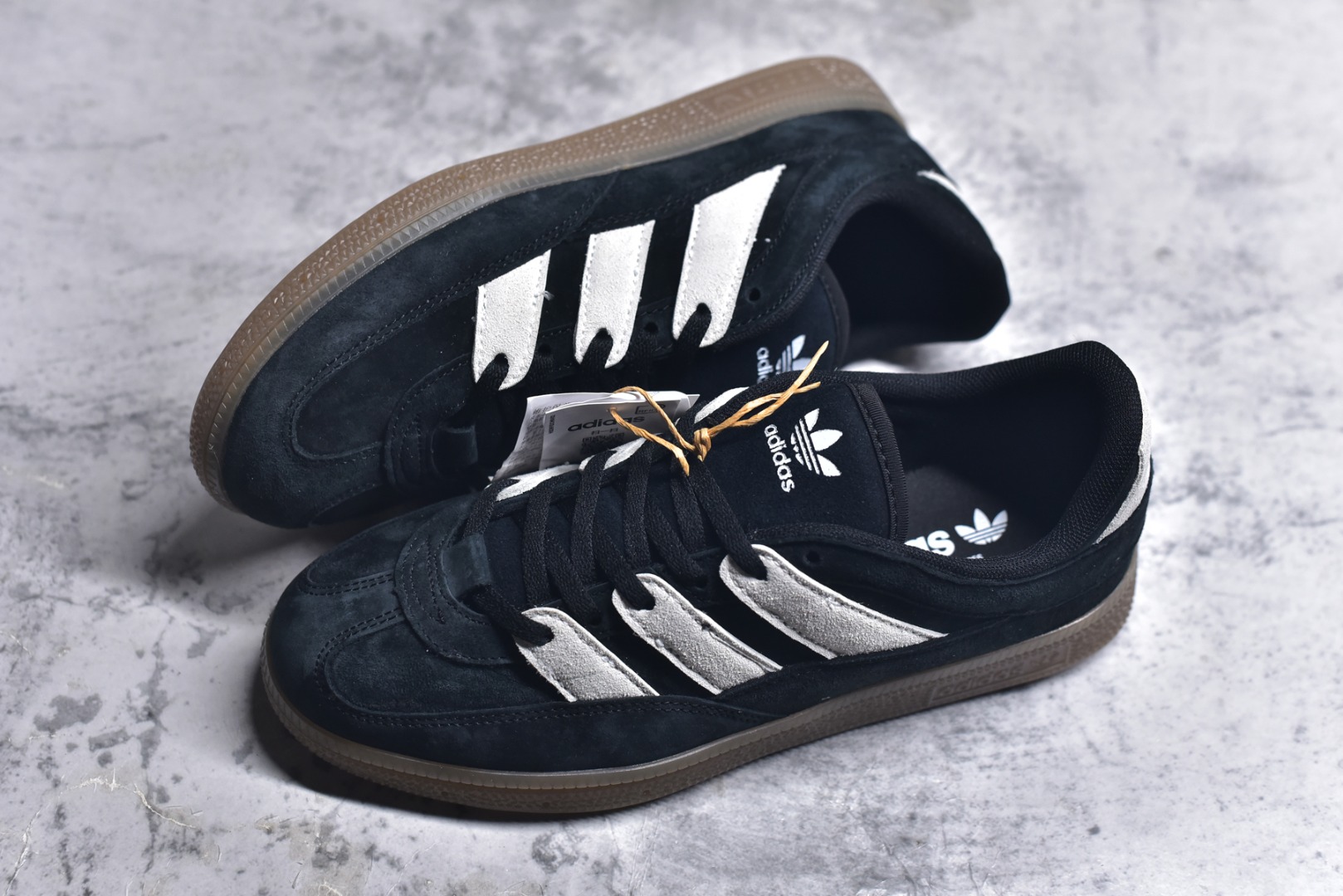 图片[7]-#AD Originals HANDBALL SPEZIAL 百搭舒适 低帮板鞋男女同款 JS2795 这款来自阿迪达斯的这款HANDBALL SPZL前身是一双手球运动鞋，这一次拿来复刻，所以鞋面的主要色彩选用了黑色， 鞋面外侧除了Spezial字母之外还有三叶草标志。Handball SPZL作为复古手球训练鞋与作为室内足球鞋的Samba有着异曲同工之处，但是质感更为出众的鞋身以及丰富的配色选择比起Samba来讲可以说是更胜一筹了！尺码：36 36⅔ 37⅓ 38 38⅔ 39⅓ 40 40⅔ 41⅓ 42 42⅔ 43⅓ 44 45-选品中心
