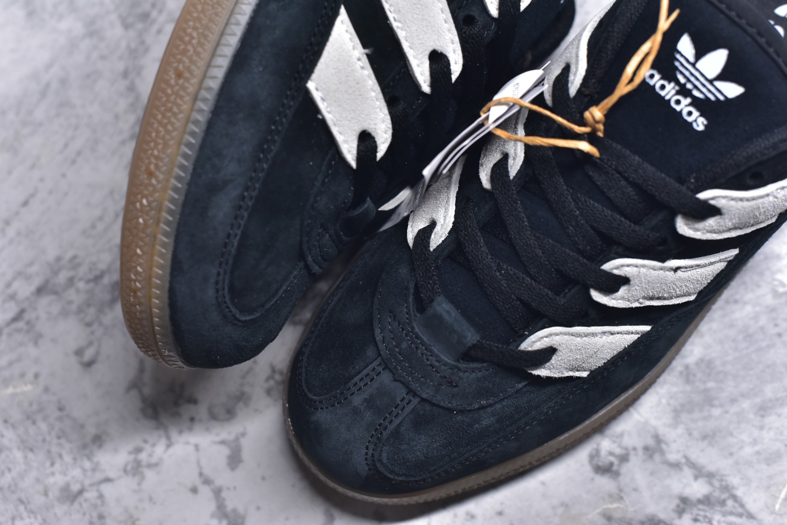 图片[8]-#AD Originals HANDBALL SPEZIAL 百搭舒适 低帮板鞋男女同款 JS2795 这款来自阿迪达斯的这款HANDBALL SPZL前身是一双手球运动鞋，这一次拿来复刻，所以鞋面的主要色彩选用了黑色， 鞋面外侧除了Spezial字母之外还有三叶草标志。Handball SPZL作为复古手球训练鞋与作为室内足球鞋的Samba有着异曲同工之处，但是质感更为出众的鞋身以及丰富的配色选择比起Samba来讲可以说是更胜一筹了！尺码：36 36⅔ 37⅓ 38 38⅔ 39⅓ 40 40⅔ 41⅓ 42 42⅔ 43⅓ 44 45-选品中心