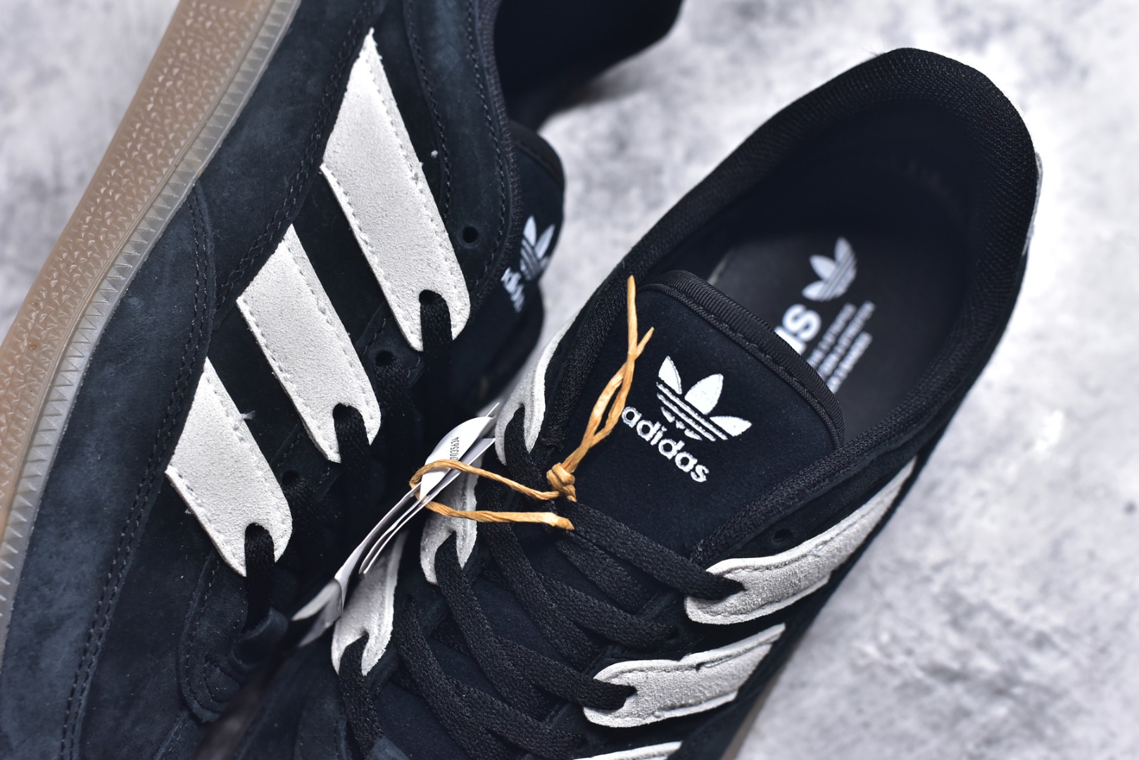 图片[9]-#AD Originals HANDBALL SPEZIAL 百搭舒适 低帮板鞋男女同款 JS2795 这款来自阿迪达斯的这款HANDBALL SPZL前身是一双手球运动鞋，这一次拿来复刻，所以鞋面的主要色彩选用了黑色， 鞋面外侧除了Spezial字母之外还有三叶草标志。Handball SPZL作为复古手球训练鞋与作为室内足球鞋的Samba有着异曲同工之处，但是质感更为出众的鞋身以及丰富的配色选择比起Samba来讲可以说是更胜一筹了！尺码：36 36⅔ 37⅓ 38 38⅔ 39⅓ 40 40⅔ 41⅓ 42 42⅔ 43⅓ 44 45-选品中心